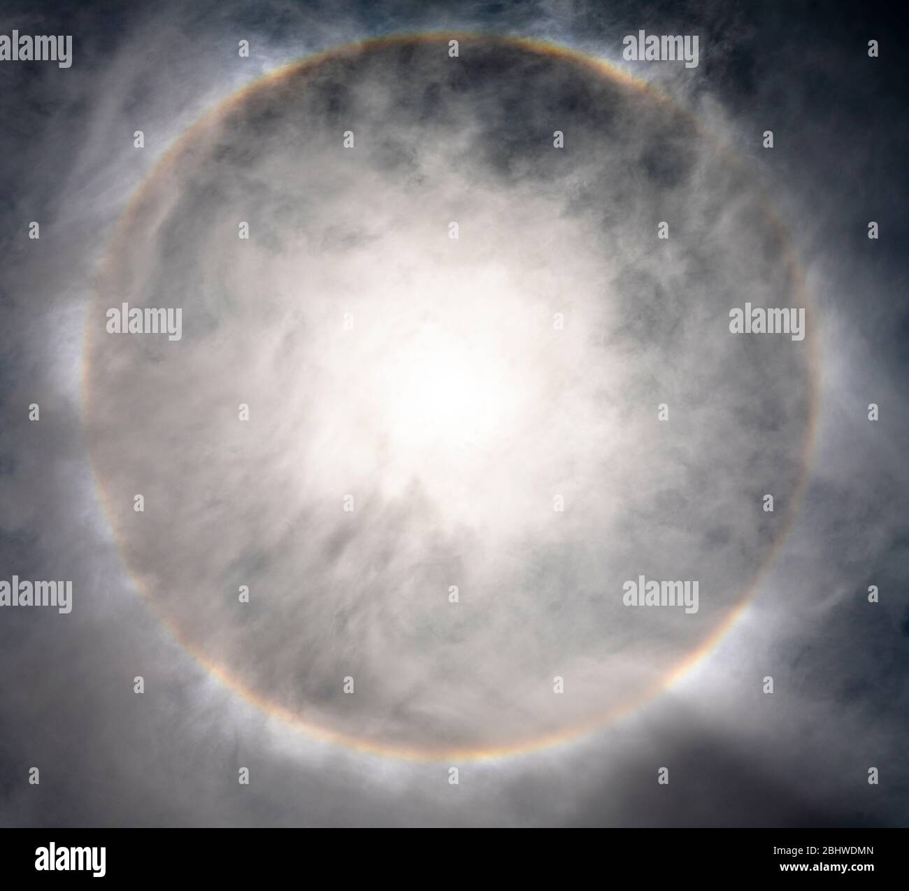 Il Sole, con un incredibile alone intorno al sole creato dalla rifrazione della luce a causa dei cristalli di ghiaccio sugli strati di atmosfera superiore nella troposfera Foto Stock