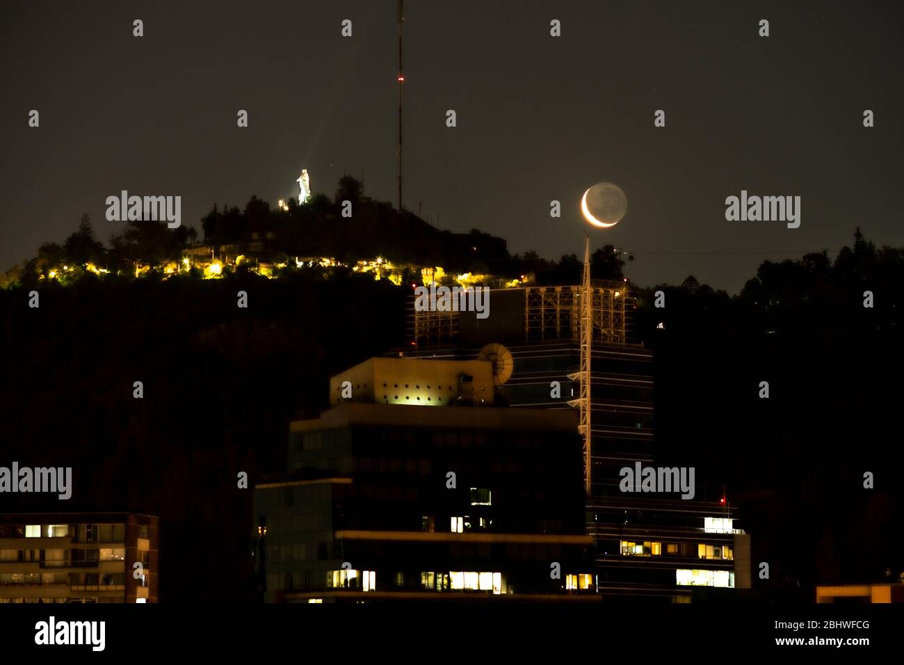 Vista panoramica del cielo notturno di San Cristobal a Santiago del Cile durante una piccola luna crescente cerosa. Vista idilliaca con la piccola Luna illuminante Foto Stock