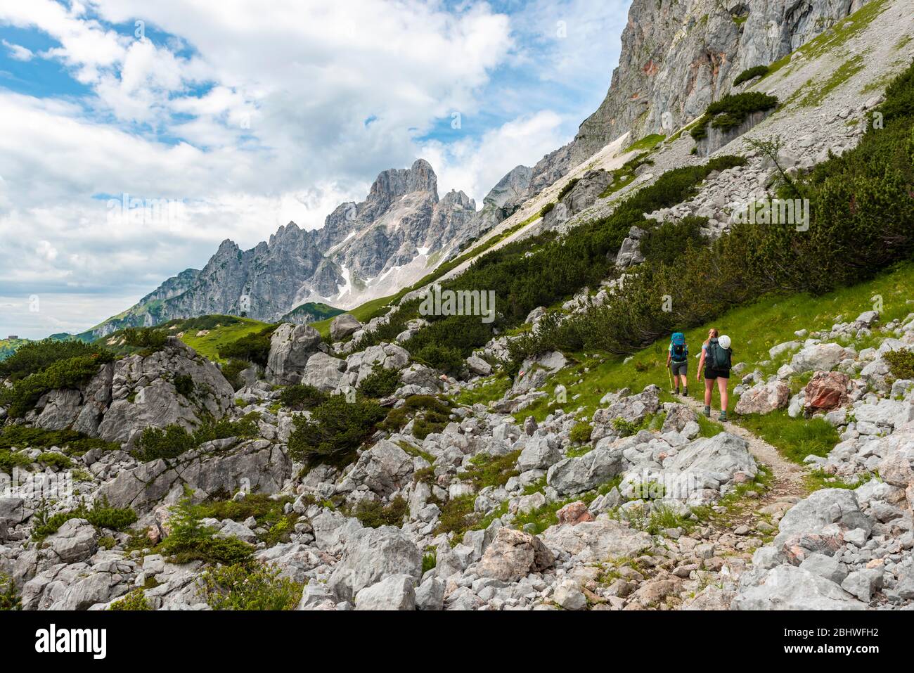 Due escursionisti sul sentiero escursionistico dalla Adamekhuette alla Hofpuerglhuette, vista sul crinale di montagna con la cima di montagna Grosse Bischofsruetze Foto Stock