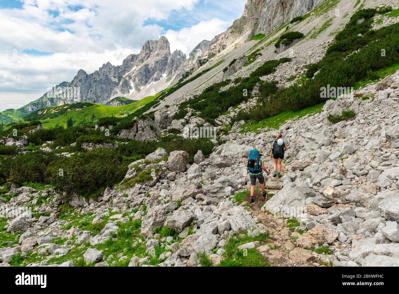 Due escursionisti su un sentiero segnato da Adamekhuette alla Hofpuerglhuette, vista della cresta di montagna con la cima di montagna Grosse Bischofsruetze Foto Stock
