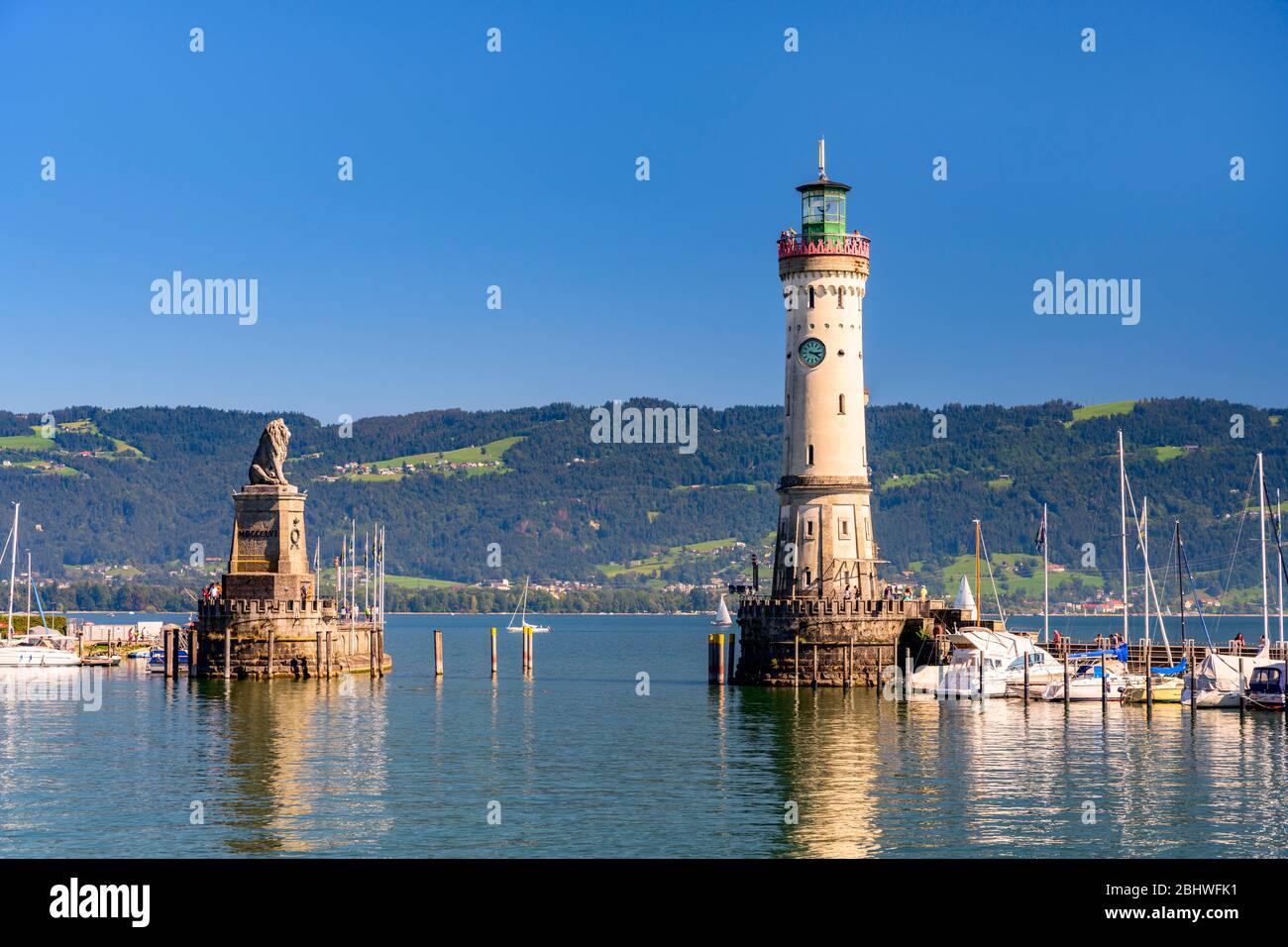 Nuovo faro di Lindau e leone bavarese all'ingresso del porto, porto, isola di Lindau, Lindau sul lago di Costanza, regione del lago di Costanza, Swabia Foto Stock