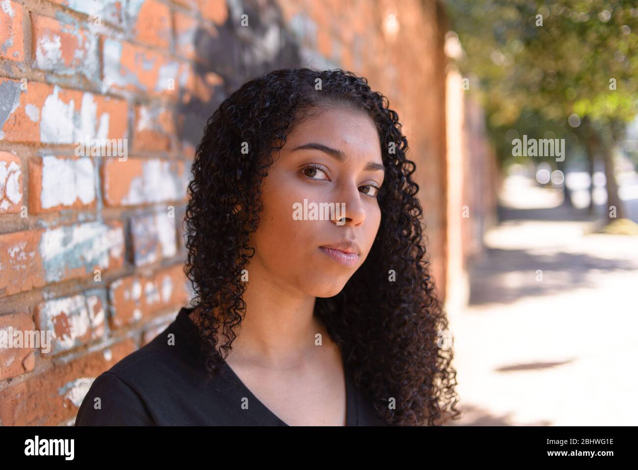 Donna nera su sfondo urbano in abbigliamento casual Foto Stock