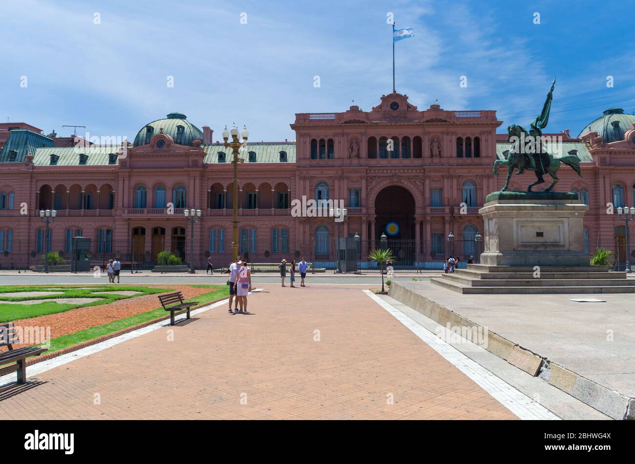 Buenos Aires - Argentina, 27 dicembre 2015: Piazza centrale della capitale Argentina Buenos Aires che mostra la Casa Rosada. Foto Stock