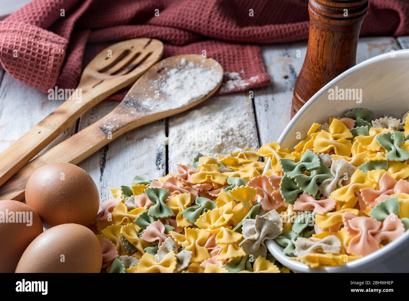 pasta secca su legno rustico e uova fresche Foto Stock