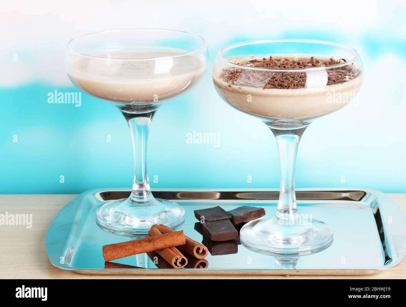 Cocktail alla crema su sfondo blu chiaro Foto Stock