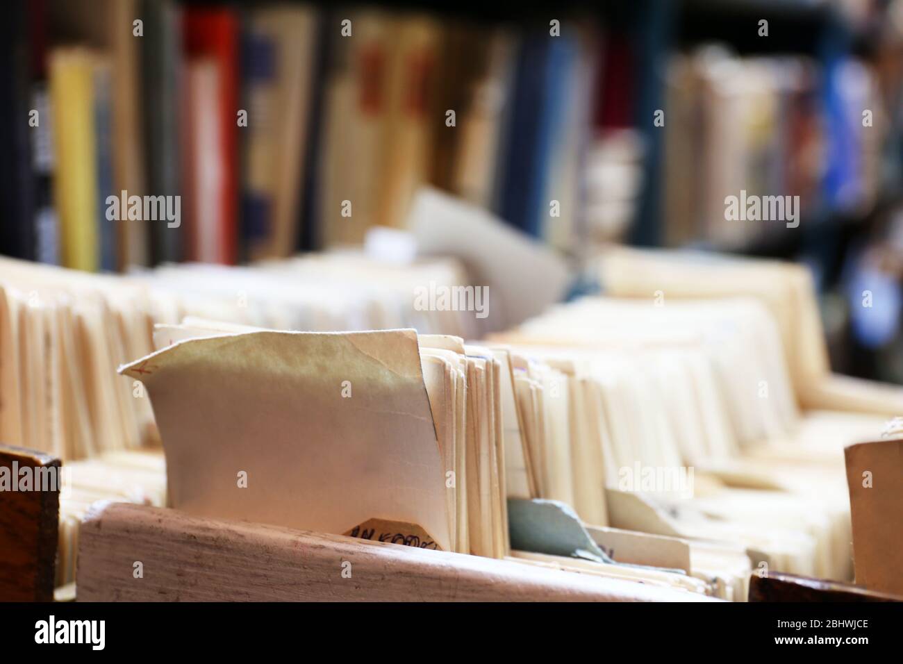 Schede catalogo e libri in biblioteca, primo piano Foto Stock