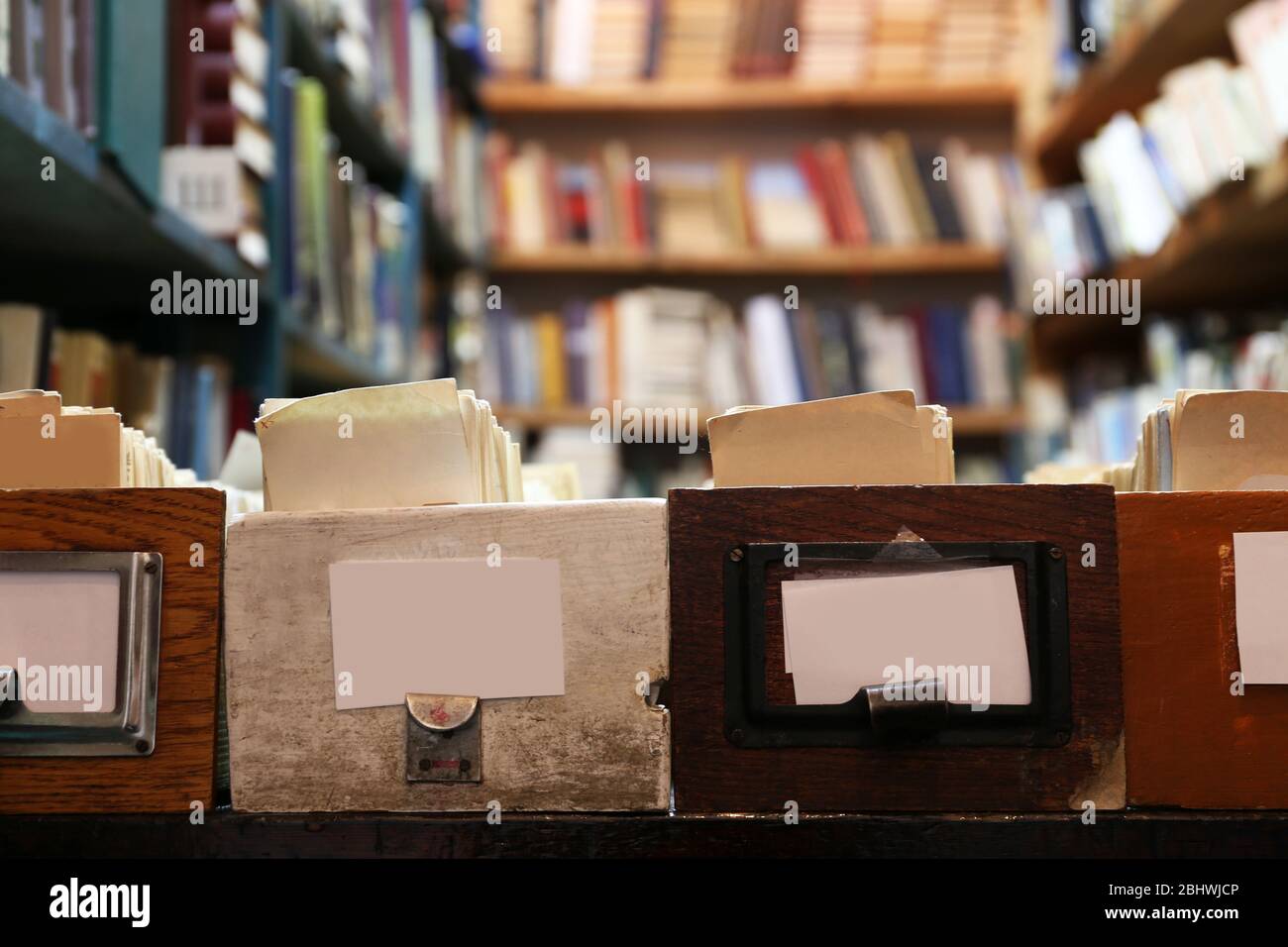 Schede catalogo e libri in biblioteca, primo piano Foto Stock