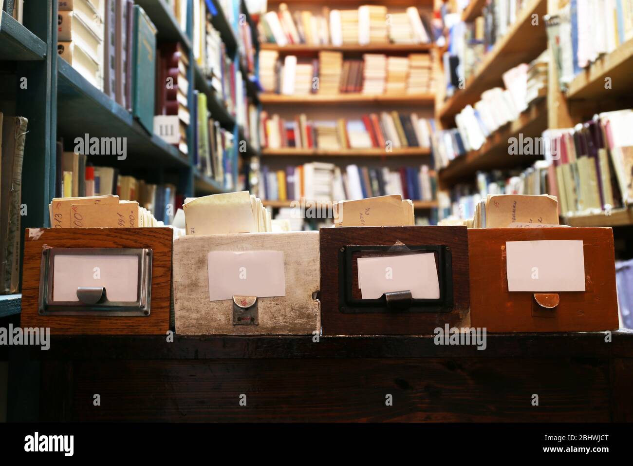 Schede catalogo e libri in biblioteca, primo piano Foto Stock