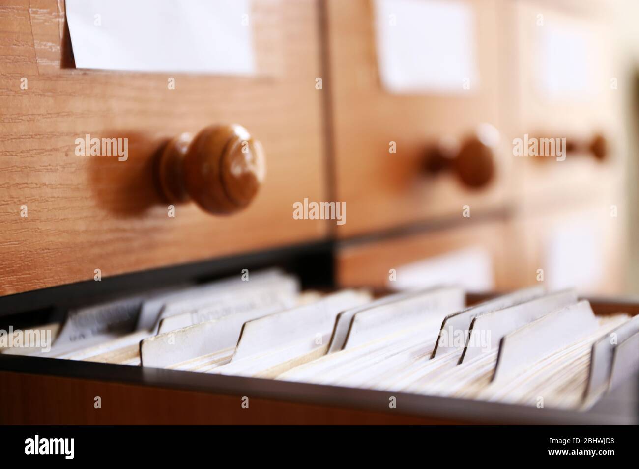Cassetti in legno con schede catalogo in biblioteca, primo piano Foto Stock