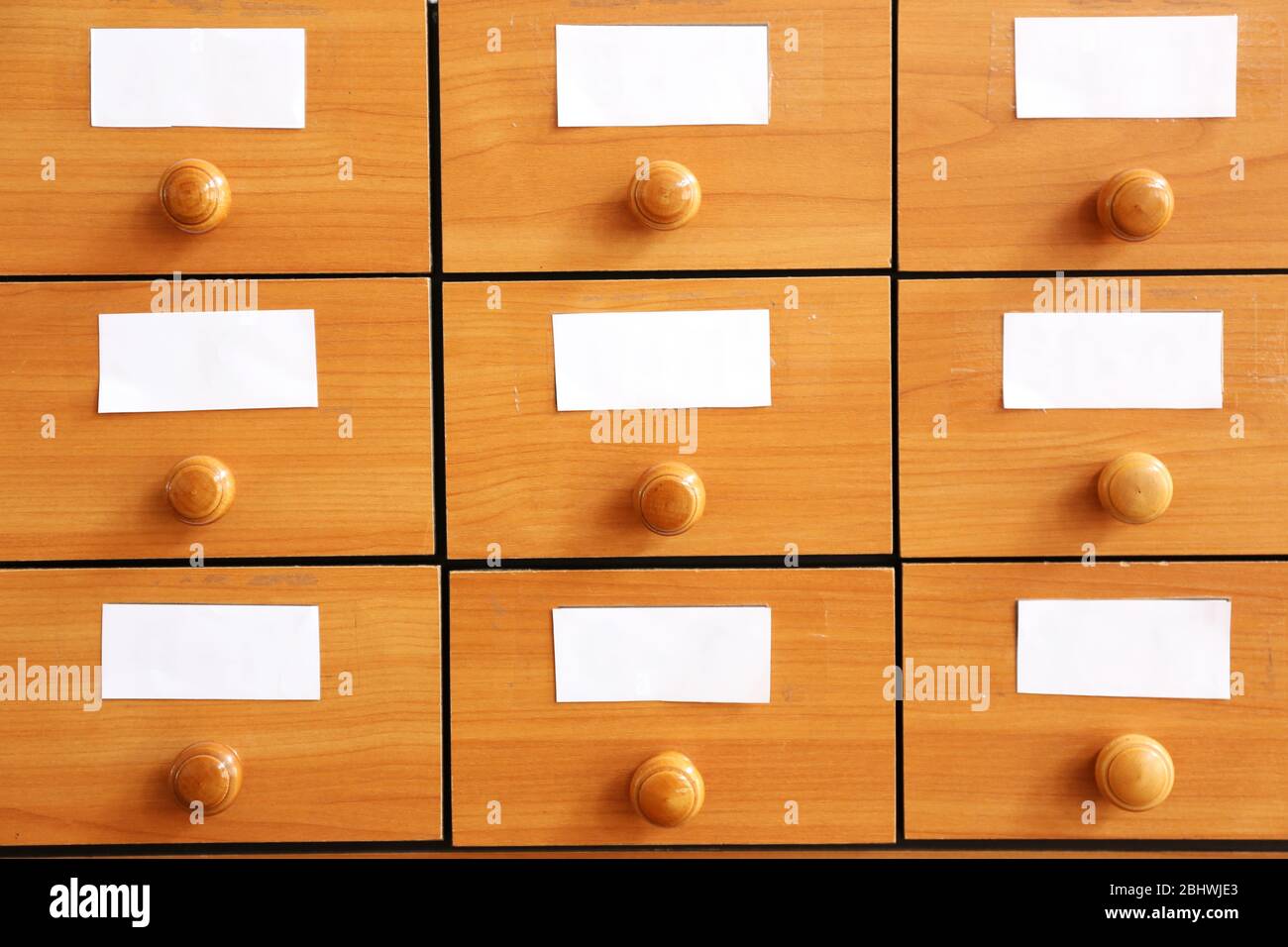 Cassetti in legno con schede catalogo in biblioteca, primo piano Foto Stock