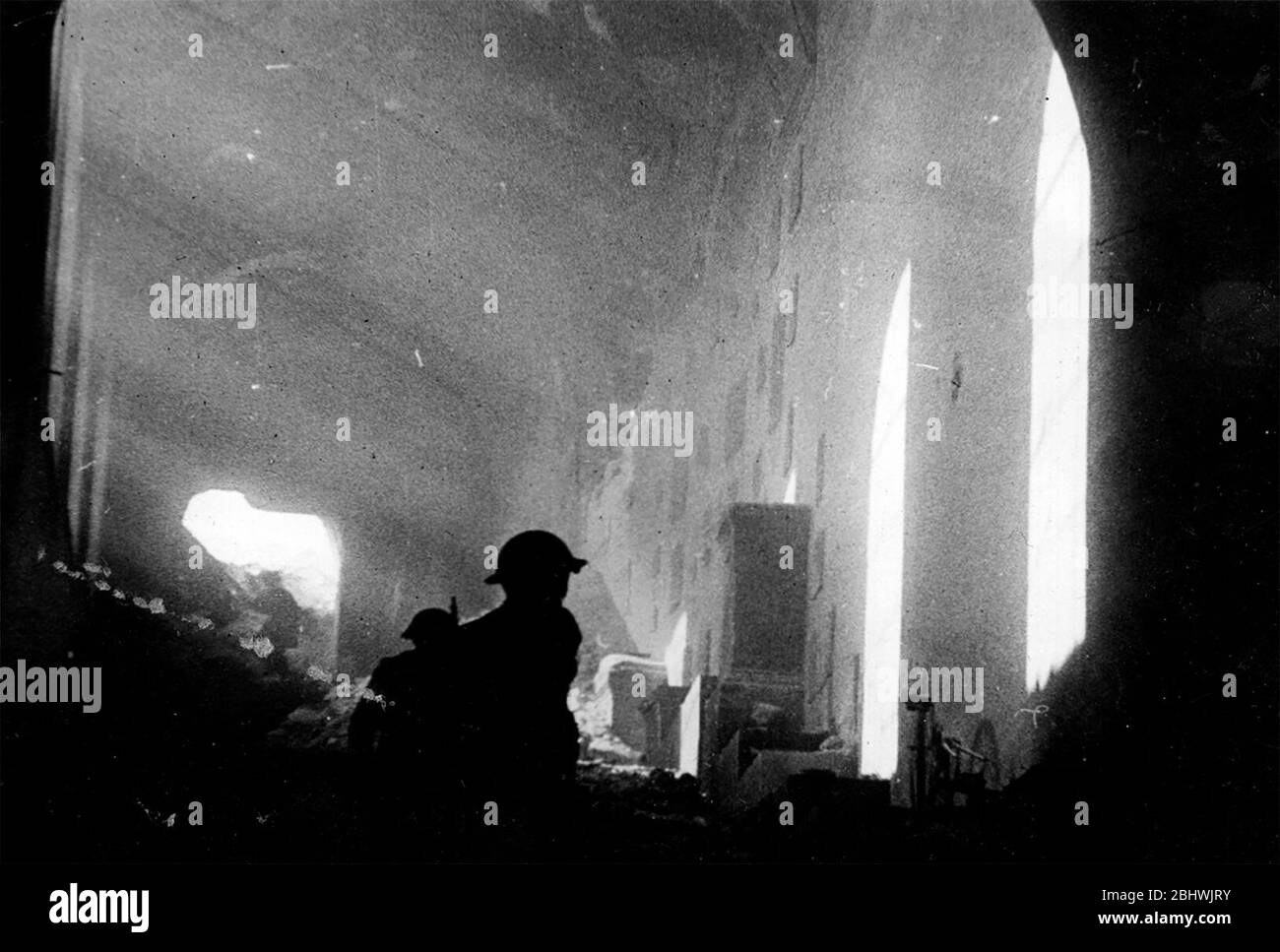 Soldati polacchi all'interno del monastero di Monte Cassino in rovina - 18 maggio 1944 Foto Stock