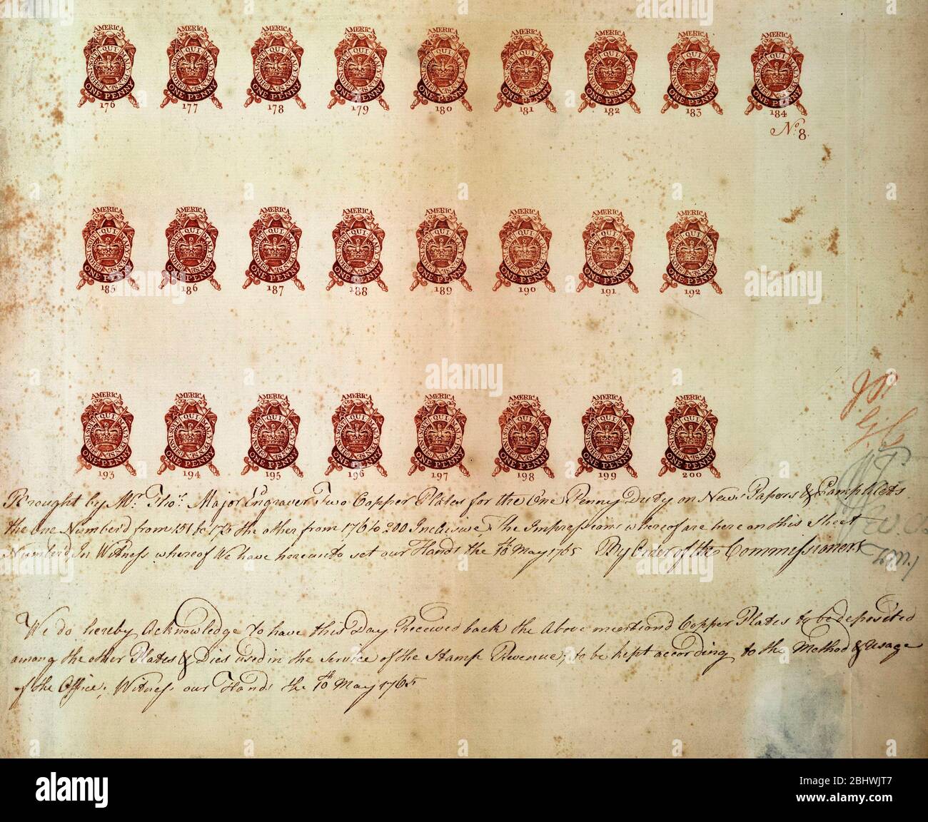 Foglio di prova di un centesimo Stamp atto 1765 - il 1765 Stamp Act creato una tassa diretta di un centesimo per foglio sui giornali e richiesto che i giornali siano stampati su carta stampata acquistato da agenti governativi. Il Consiglio di Francobolli preparò duecento stampi di rame e otto piatti dei francobolli da un centesimo. Il disegno consiste di un mantello; la corona di San Edoardo circondata dall'ordine del Garter; e uno scettro e una spada. In alto è la parola AMERICA; in basso la denominazione UN PENNY e il numero dei singoli muoiono. Le impronte di prova di rosso scuro delle piastre sono state fatte su p. Spessa posata Foto Stock
