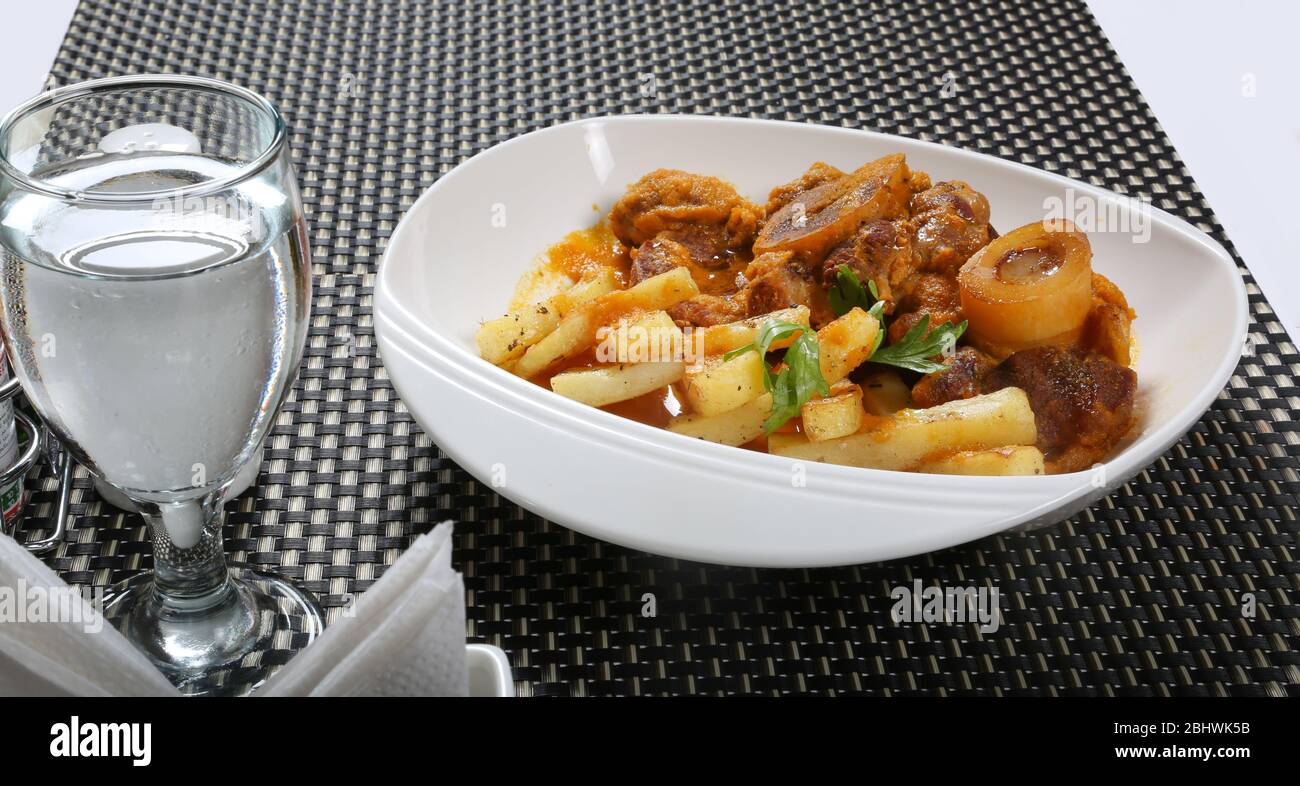 Carne di agnello cucinata servita con patatine fritte Foto Stock