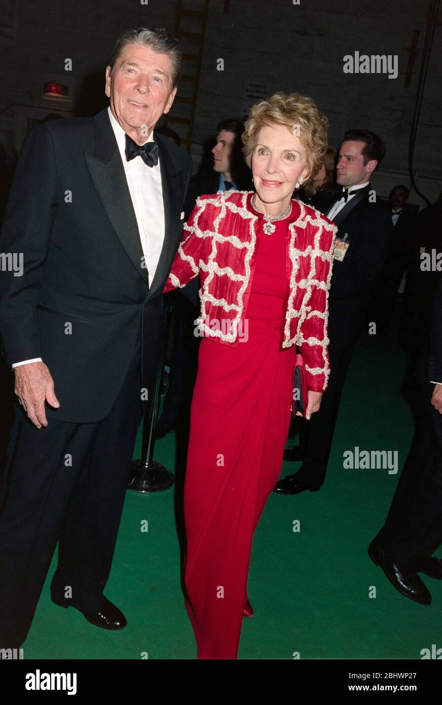LOS ANGELES, CA. c. 1993: Ex presidente degli Stati Uniti Ronald Reagan & First Lady Nancy Reagan. Foto file © Paul Smith/Featureflash Foto Stock