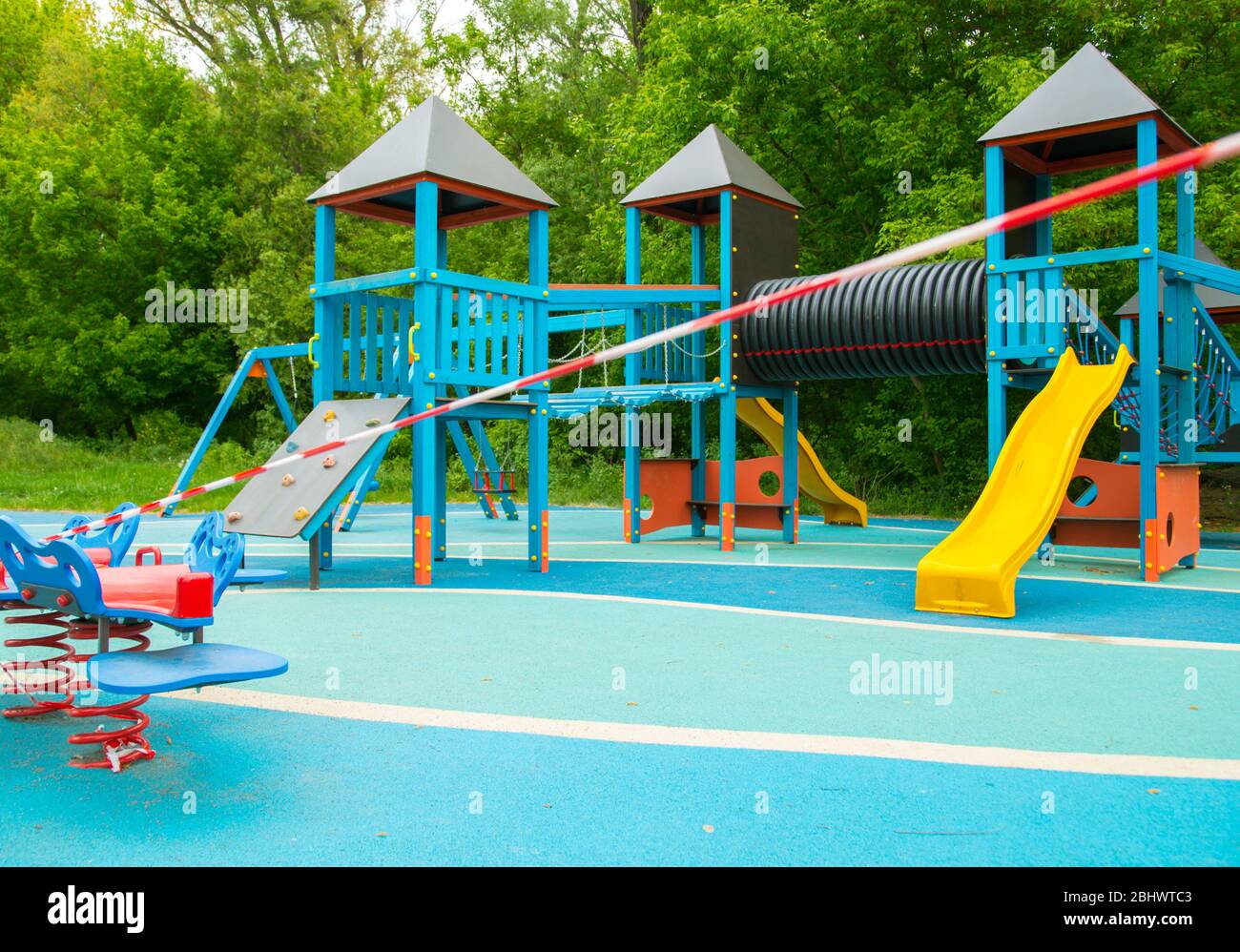 Parco giochi vuoto per bambini in un parco pubblico a Szentendre, Ungheria, Europa. A causa del coronavirus, covid19. Foto Stock