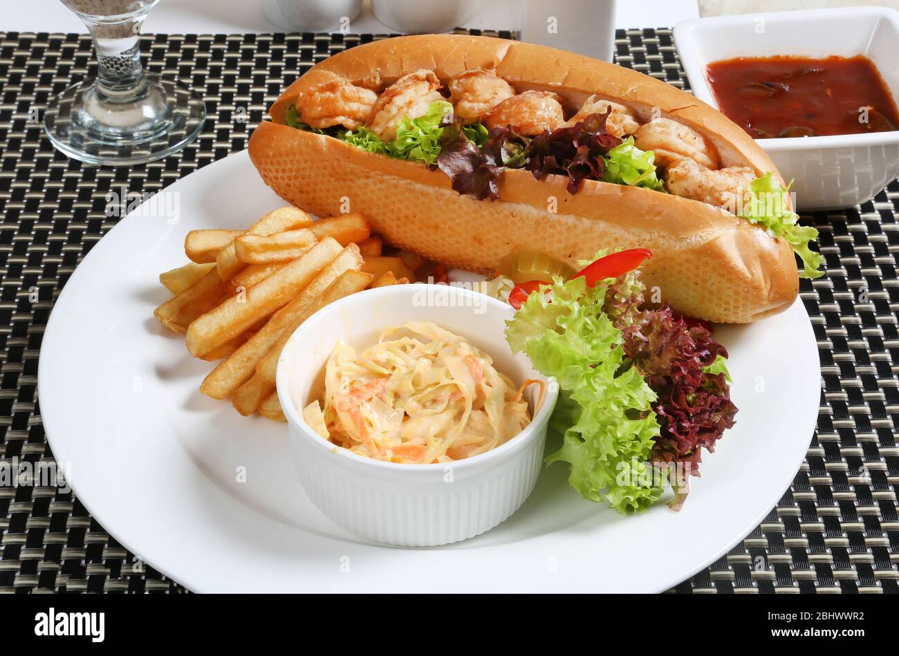 Sandwich Jumbo Shrimp con insalata di cavolo e fritte Foto Stock