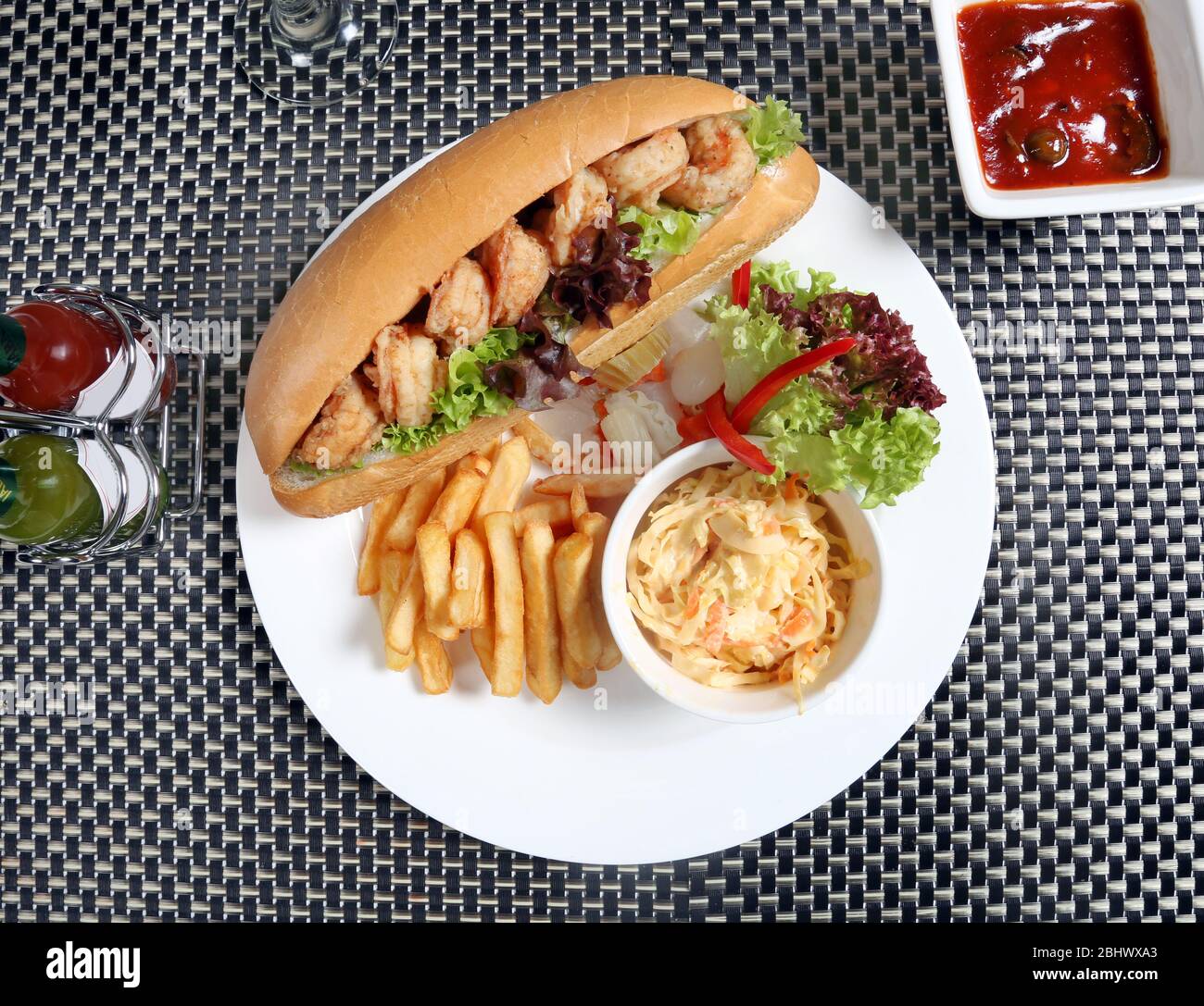 Sandwich Jumbo Shrimp con insalata di cavolo e fritte Foto Stock