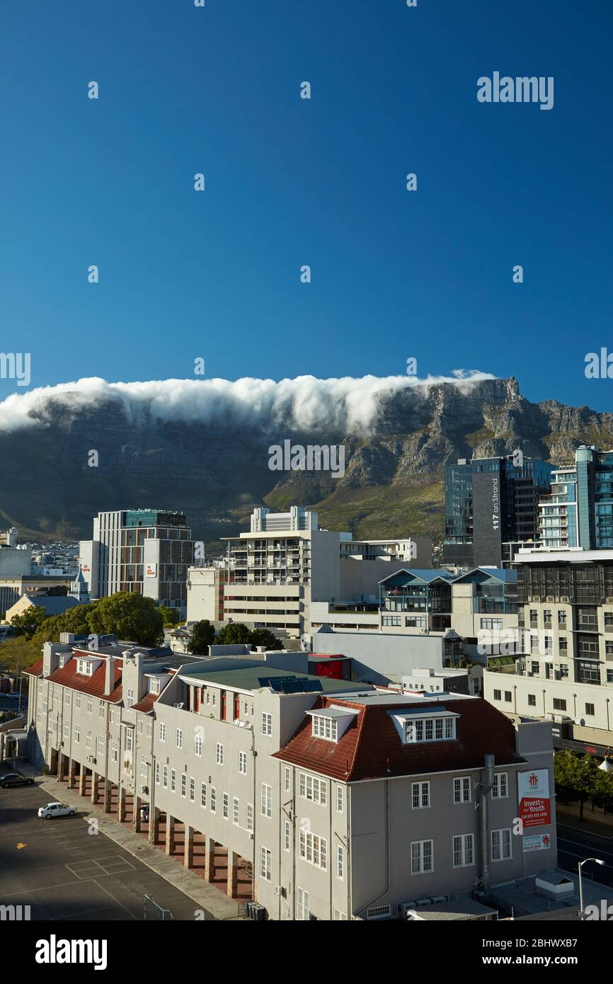 De Waterkant e Table Mountain con nuvola di 'stoffa da tavolo', Città del Capo, Sud Africa Foto Stock