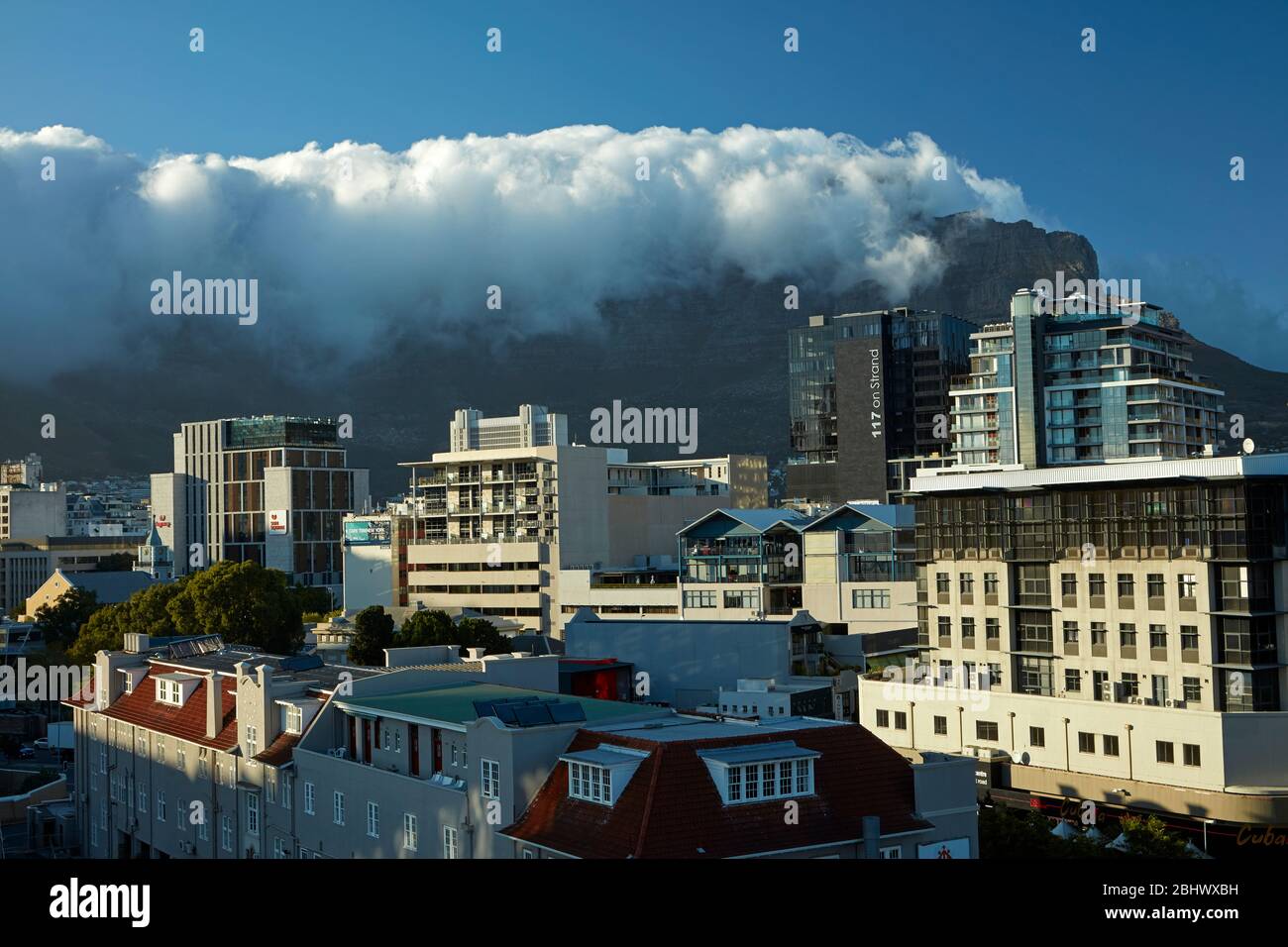 De Waterkant e Table Mountain con nuvola di 'stoffa da tavolo', Città del Capo, Sud Africa Foto Stock
