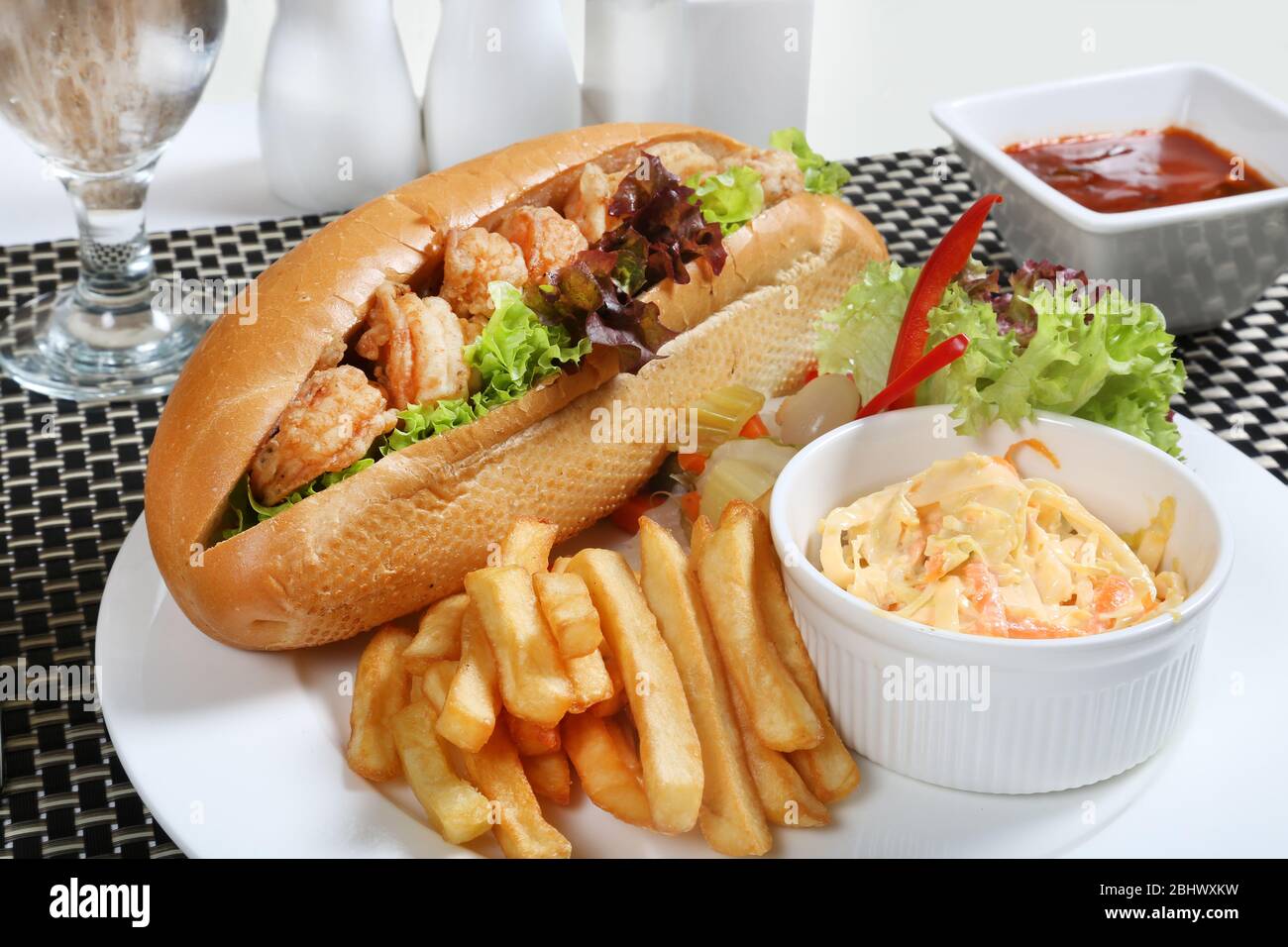 Sandwich Jumbo Shrimp con insalata di cavolo e fritte Foto Stock