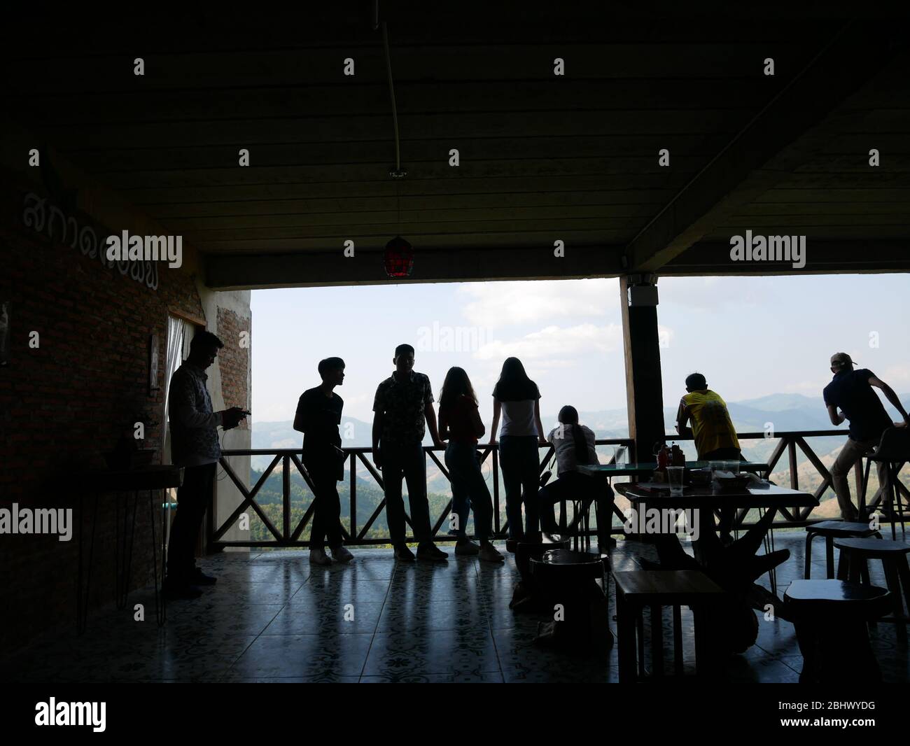 La silhouette della gente nel caffè Sakad, famoso punto di riferimento preferito a Pui, Nan, Thailandia Foto Stock