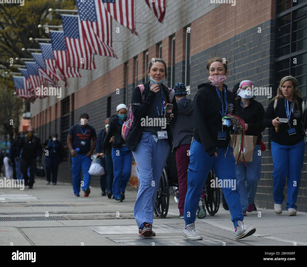 27 aprile 2020, New York, NY, USA: Il turno serale di infermieri, medici e altri operatori sanitari arriva all'Elmhurst Hospital di Queens, New York City per trattare COVID-19 e i nuovi pazienti di Coronavirus. (Credit Image: © Dan Herrick/ZUMA Wire) Foto Stock