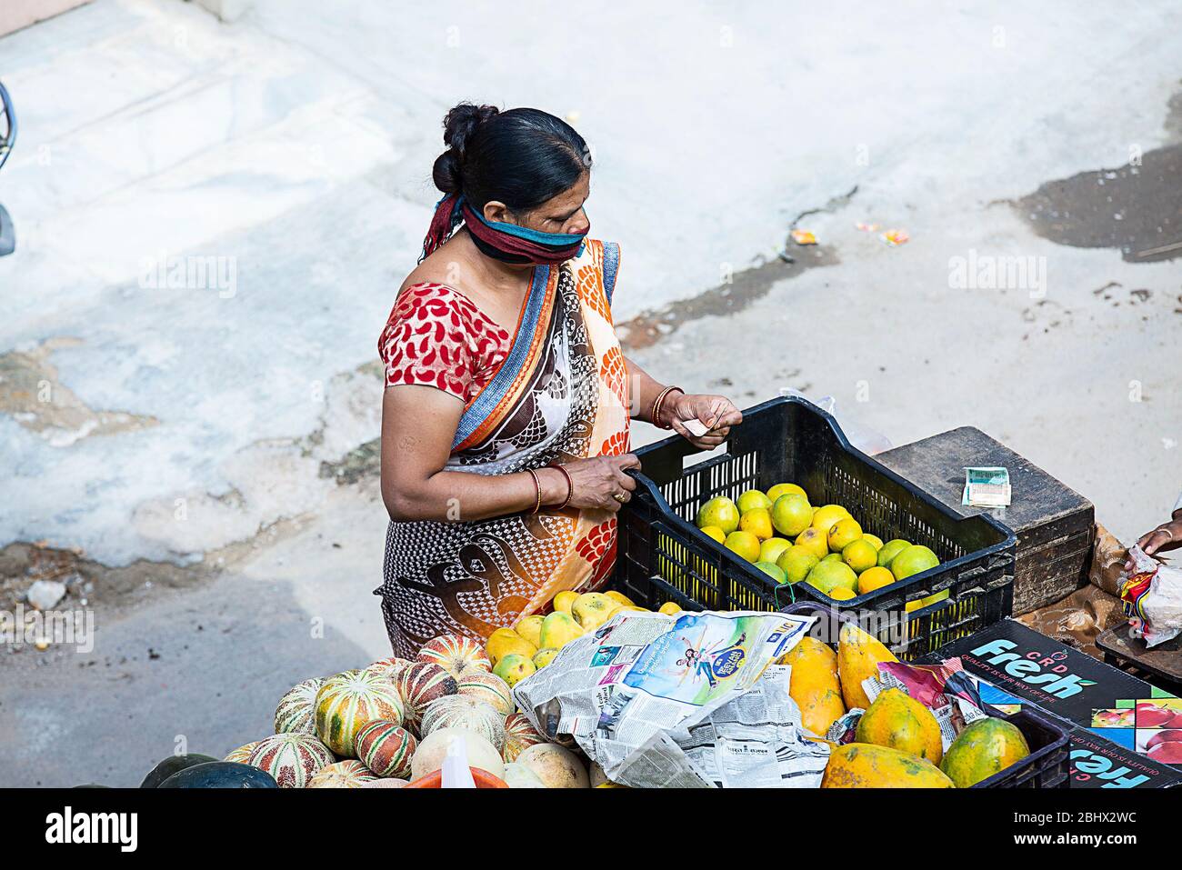 Jodhpur, Rajashtbn, India. 20 aprile 2020. Donna che indossa maschera acquisto frutta, cibo, servizio di consegna a casa a causa di blocco, Coronavirus, COVID-19 outb Foto Stock