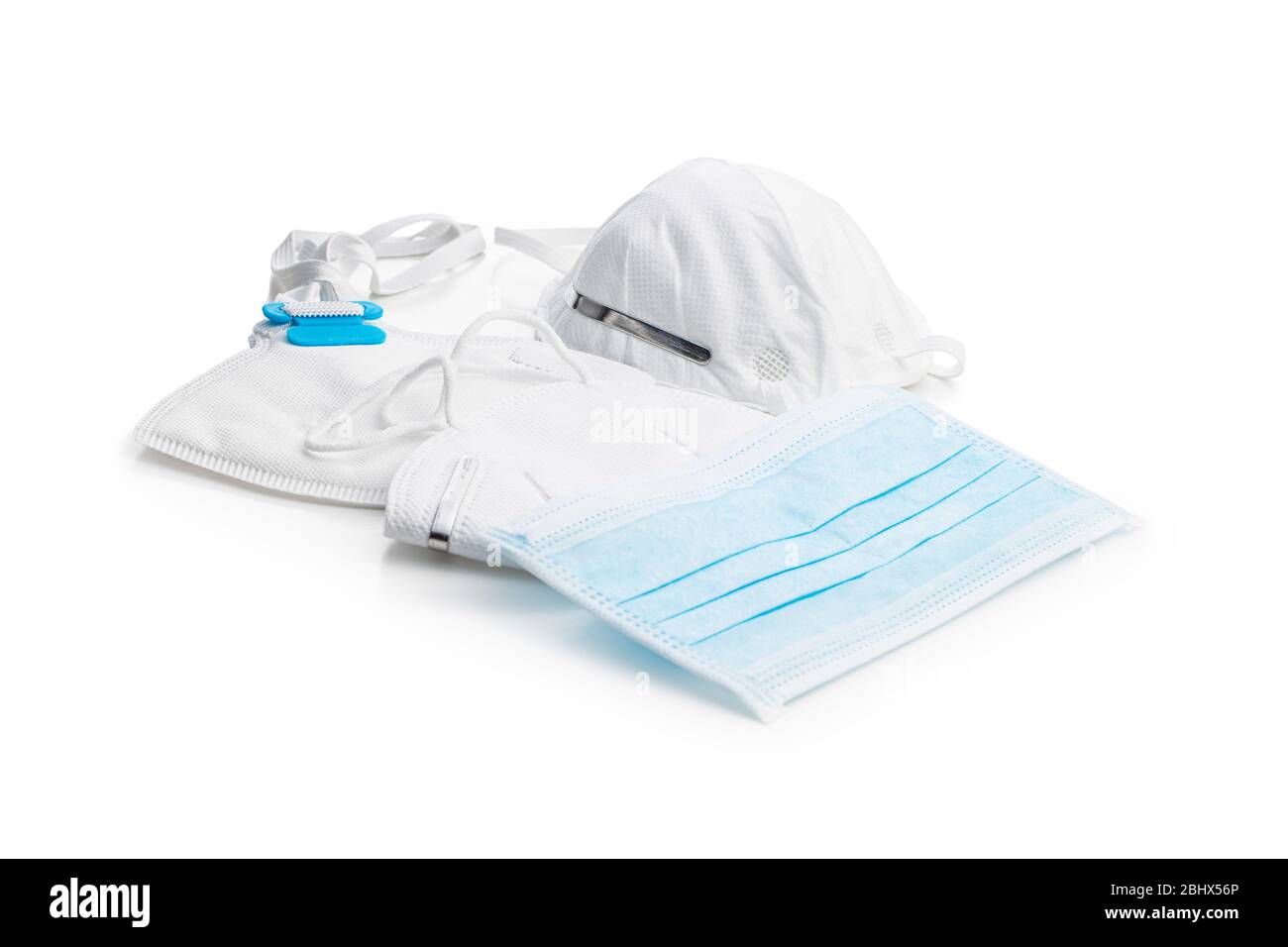 Tre diverse maschere di protezione. Prevenzione del coronavirus isolata su fondo bianco. Foto Stock