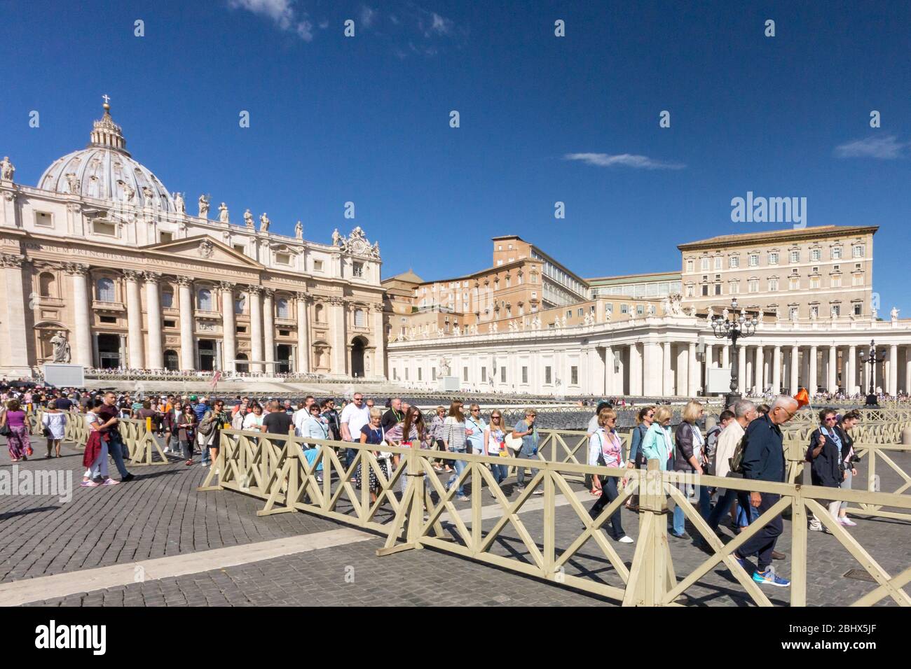 Città del Vaticano, Roma, Italia - 18 settembre 2017: Visita turistica al Palazzo Apostolico, Piazza San Pietro. Molti turisti visitano la città ogni anno. Foto Stock