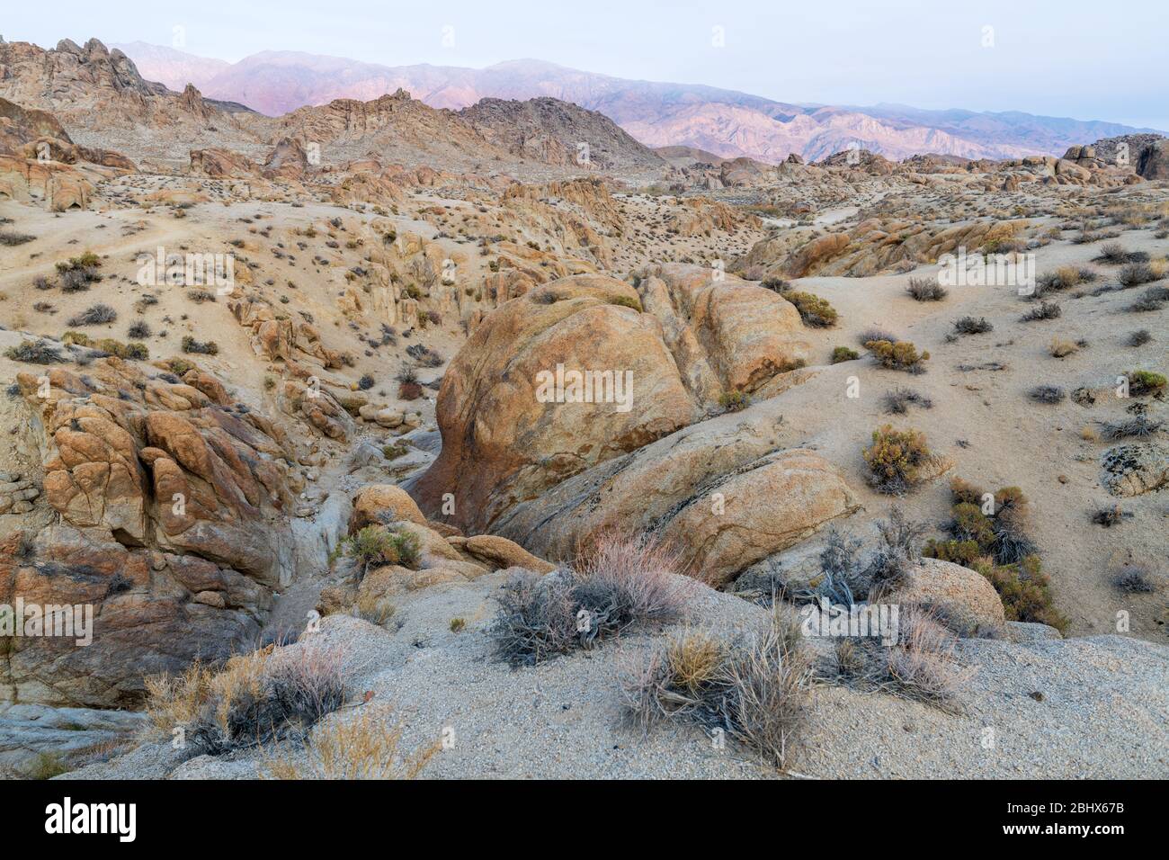 Il Mobius Arch Trail si snoda attraverso formazioni rocciose nelle colline dell'Alabama, vicino a Lone Pine, California, USA Foto Stock