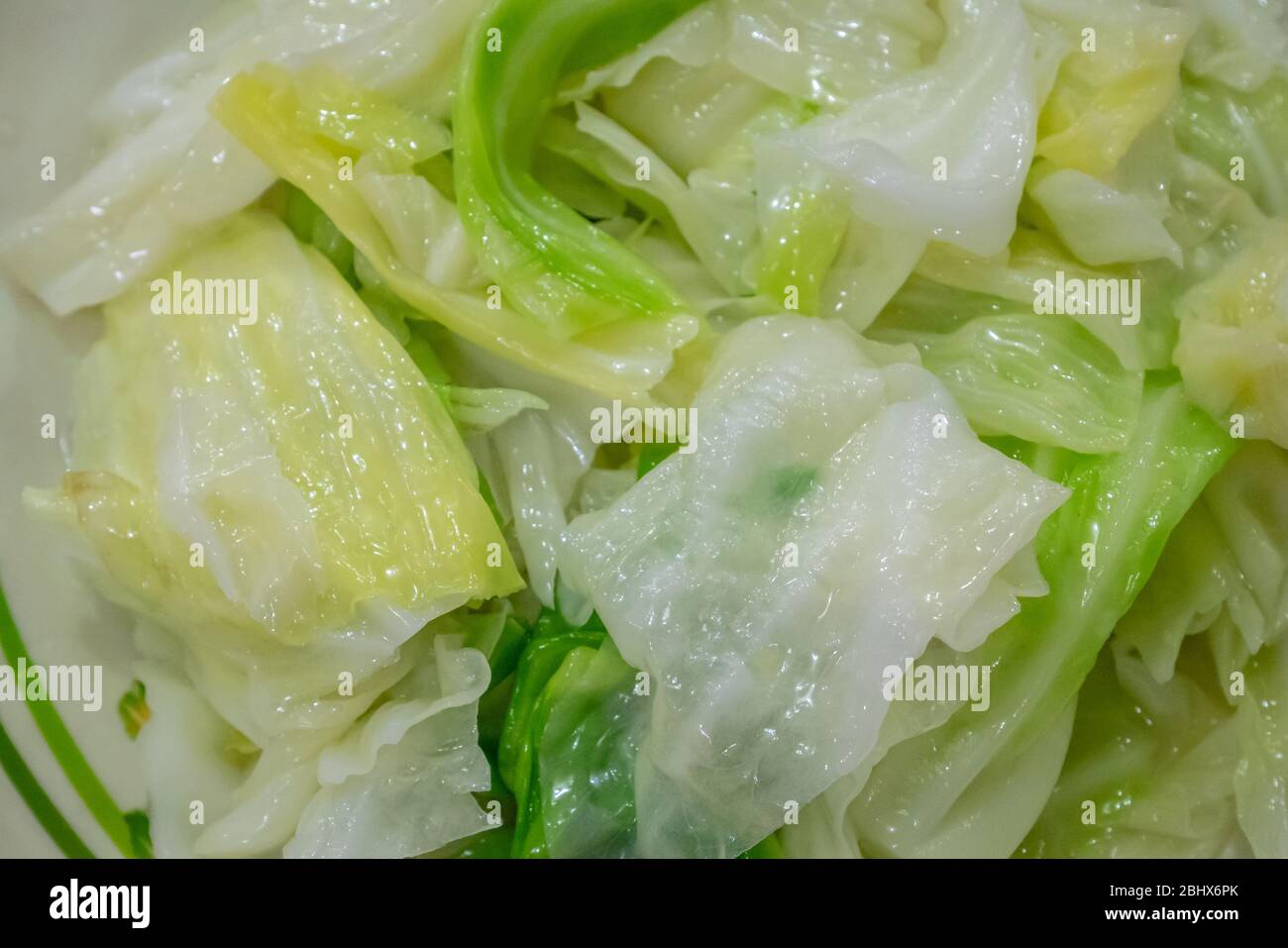Il primo piano di delizioso fritto cavolo su piatto bianco al ristorante taiwanese. Foto Stock