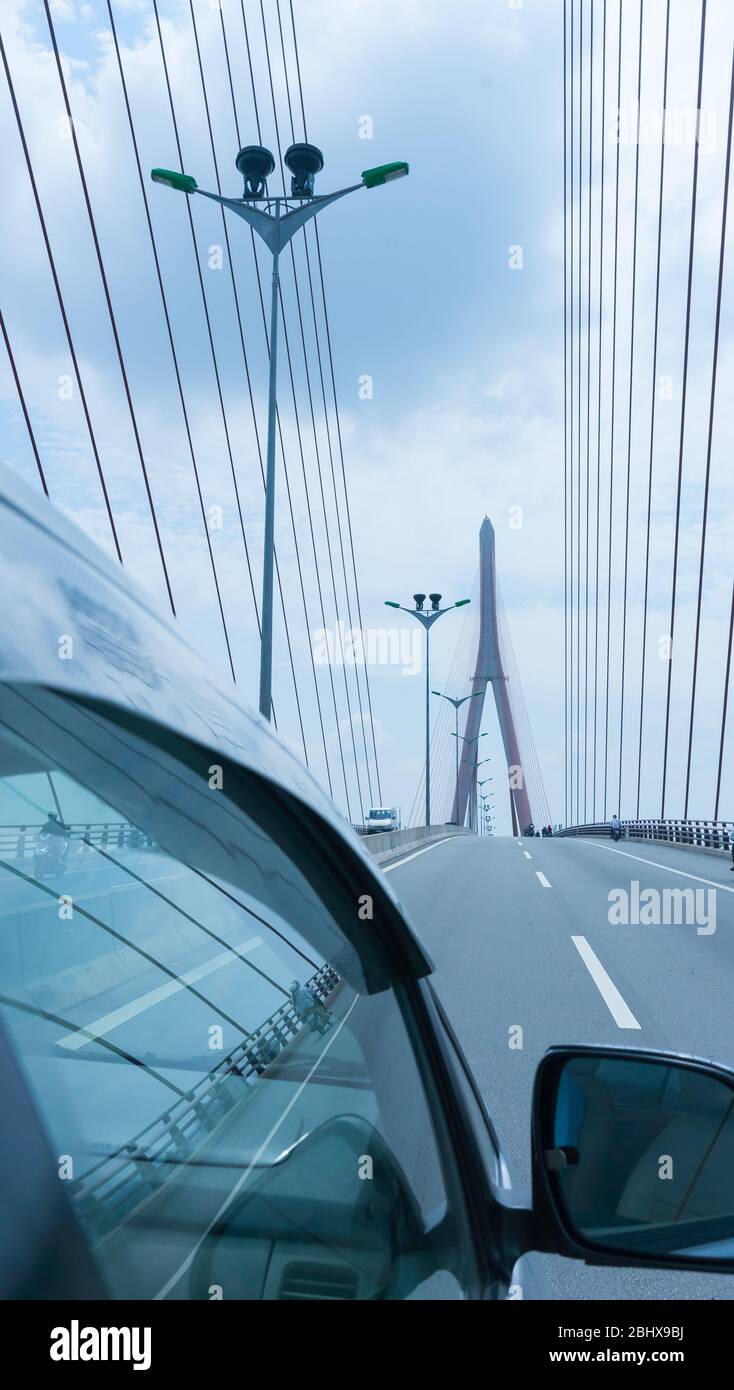 CAN Tho Vietnam - Ottobre 13 2013; attraversando il ponte di Cần Thơ si trova un imponente ponte sospeso sul fiume Hau nella città di Can Tho Foto Stock