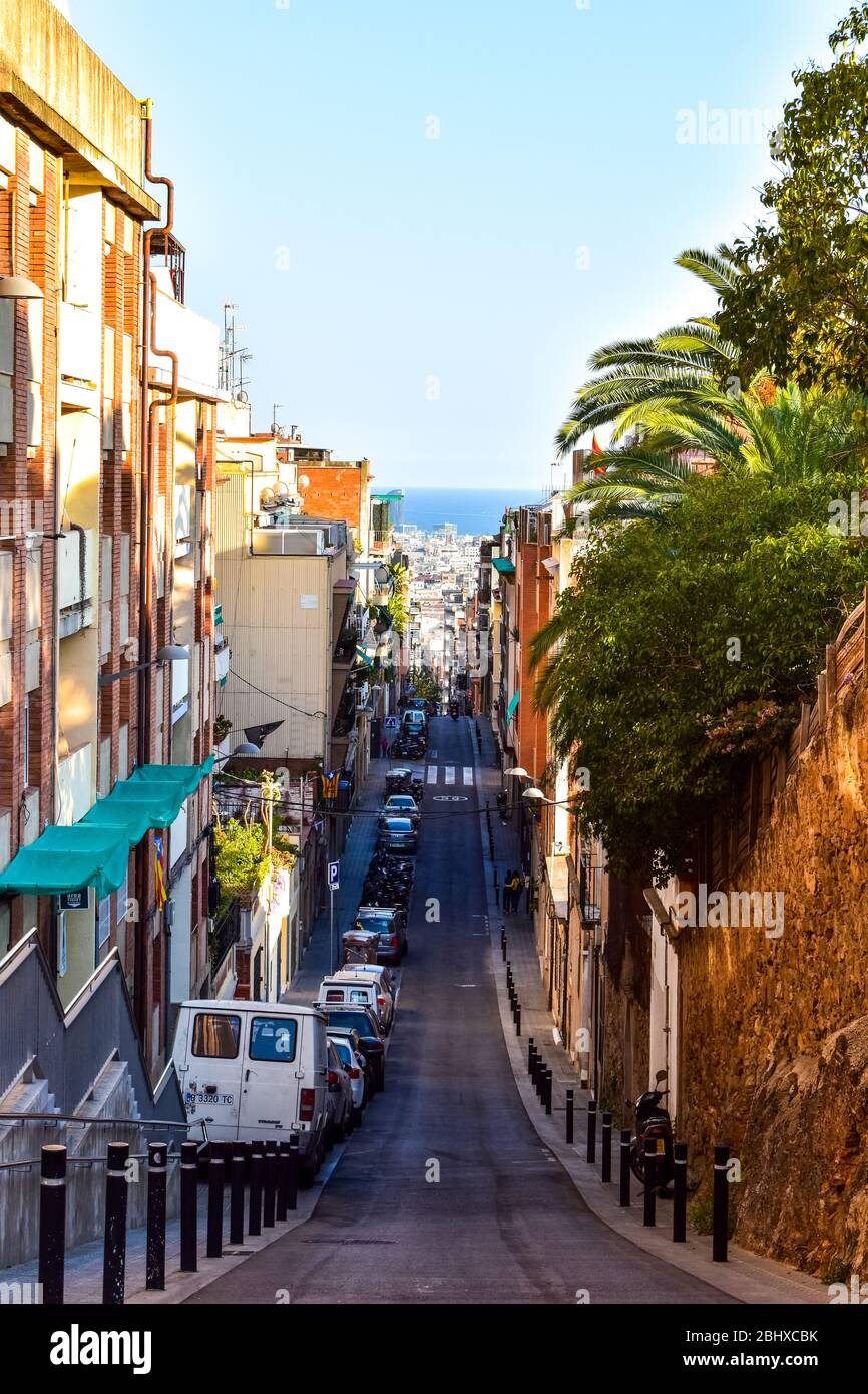 Una lunga strada stretta vicino a Park Guell Foto Stock