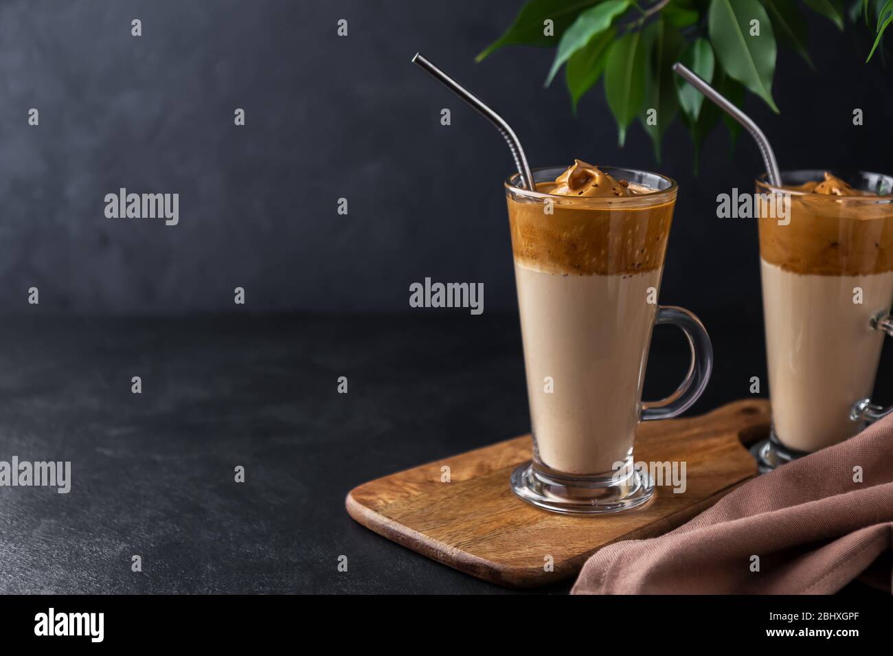 Due bicchieri alti con un dalgon di caffè su sfondo scuro. Spazio di copia Foto Stock