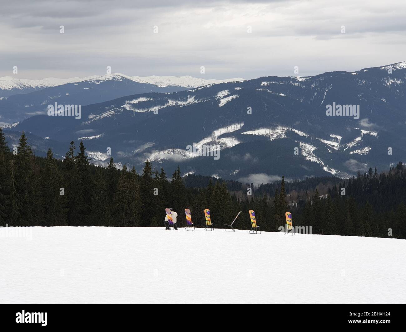 Stazione sciistica in inverno con sedie a sdraio in snowboard sulla scogliera della montagna Foto Stock
