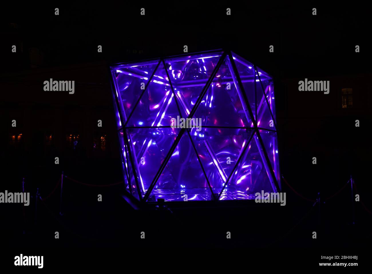 Cubo di vetro con molte luci diverse all'interno. Foto Stock