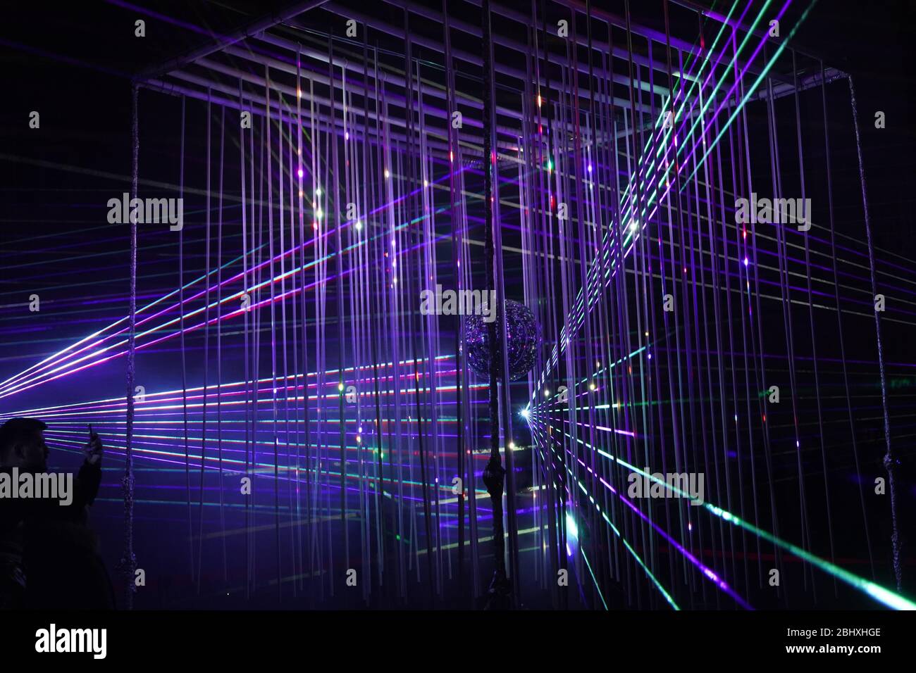 Illuminazione con molte strisce e fasci laser Foto Stock