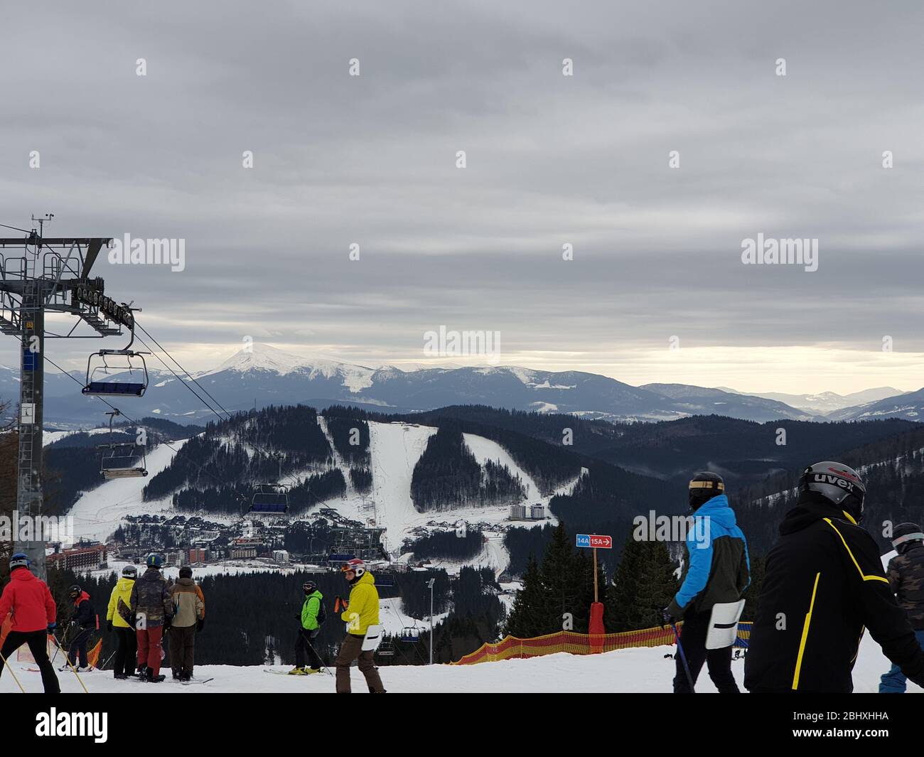 Sciatori in cima alla montagna nella località sciistica di Bukovel Foto Stock