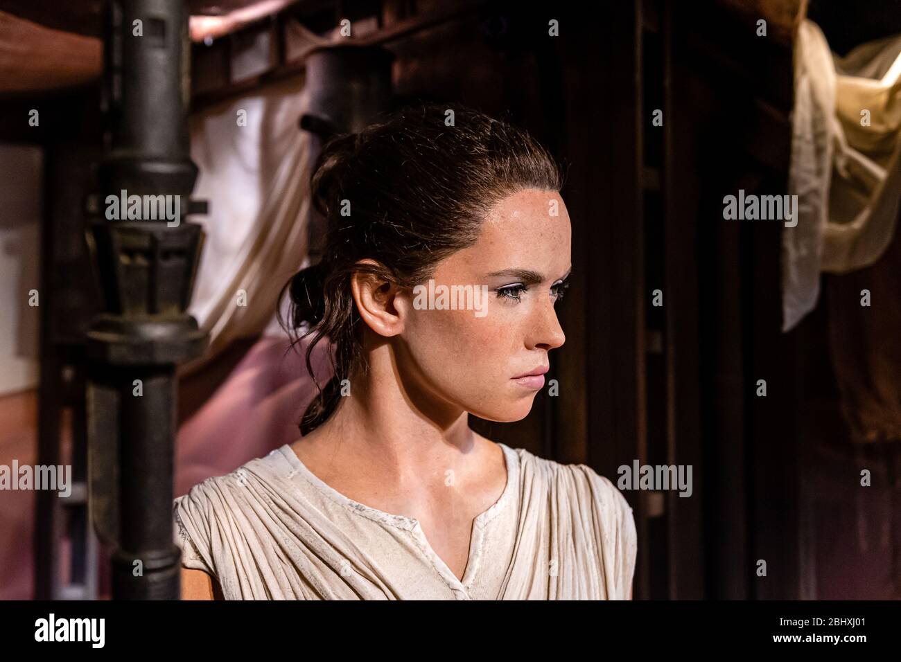 Londra, Inghilterra, Regno Unito - 2 gennaio 2020: Museo del cera Madame Tussauds. Daisy Ridley come Rey di Star Wars The Last Jedi, realistico modello Foto Stock