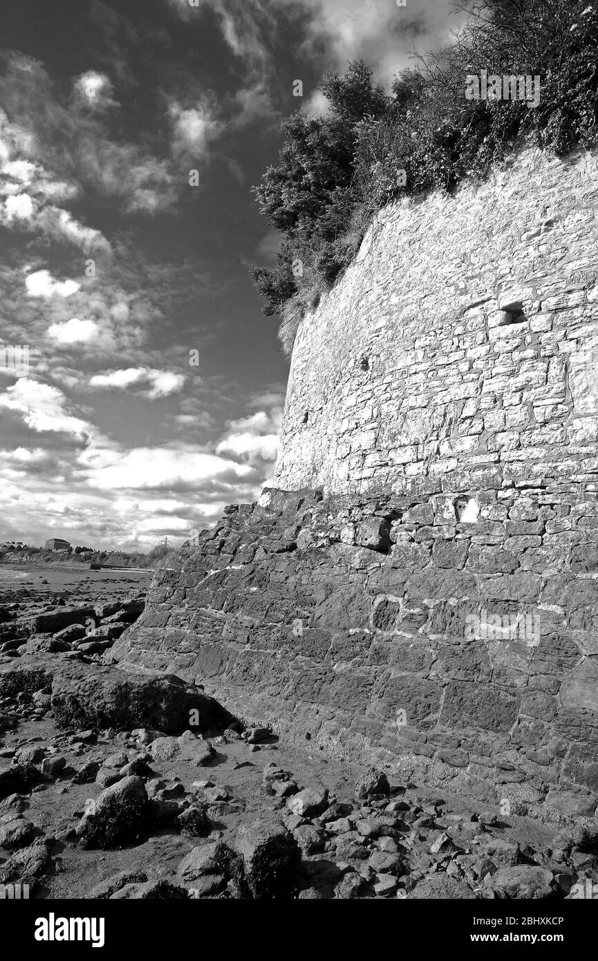 La stazione di pompaggio del Severn Tunnel a Sudbrook visto da Blackrock. Foto Stock