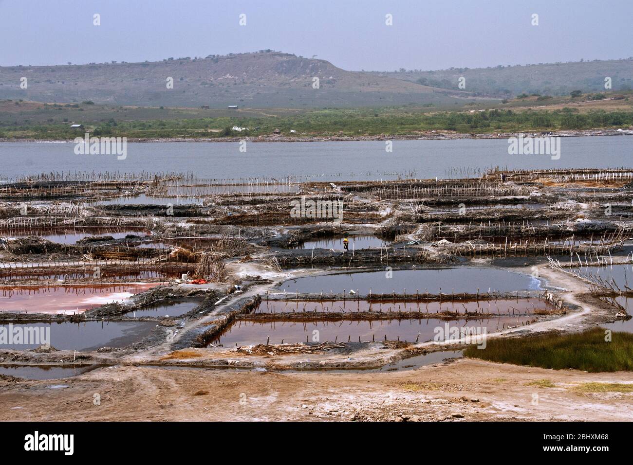 Il Kabwe Crater è il più grande dei tanti della cintura di esplosione del Cratere del Queen Elizabeth National Park. La comunità locale ha formato una cooperata Foto Stock