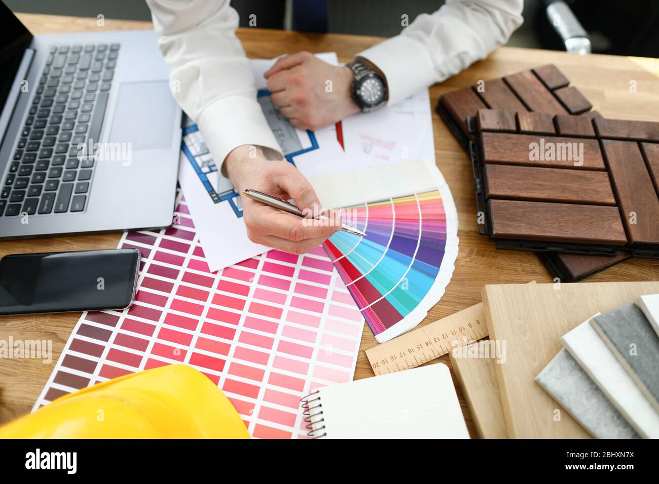 Maschio designer mano tenere penna argento contro il trend tavolozza colori Foto Stock