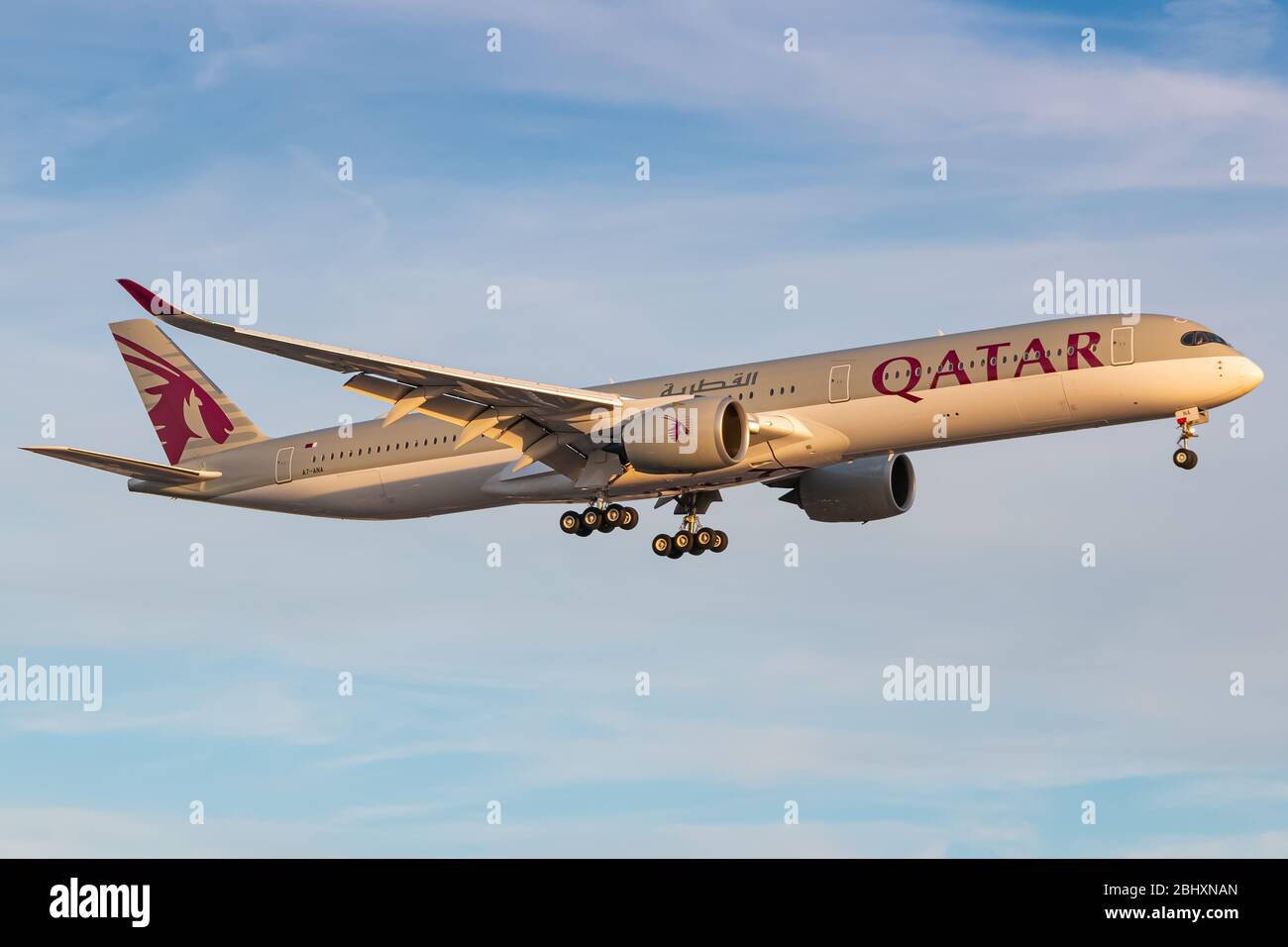 Londra, Gran Bretagna - 01 agosto 2018: Qatar Airways Airbus A350-1000 aereo all'aeroporto di Londra Heathrow (LHR) in Gran Bretagna. Airbus è un Aircr Foto Stock