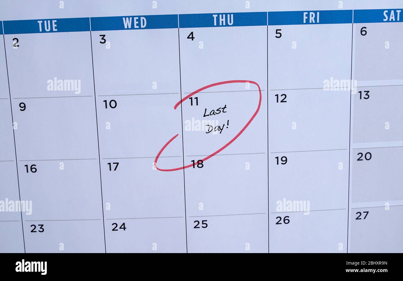 Ultimo giorno, parole nel calendario. Cerchiato in rosso. Concetto di occupazione o di carriera. Foto Stock
