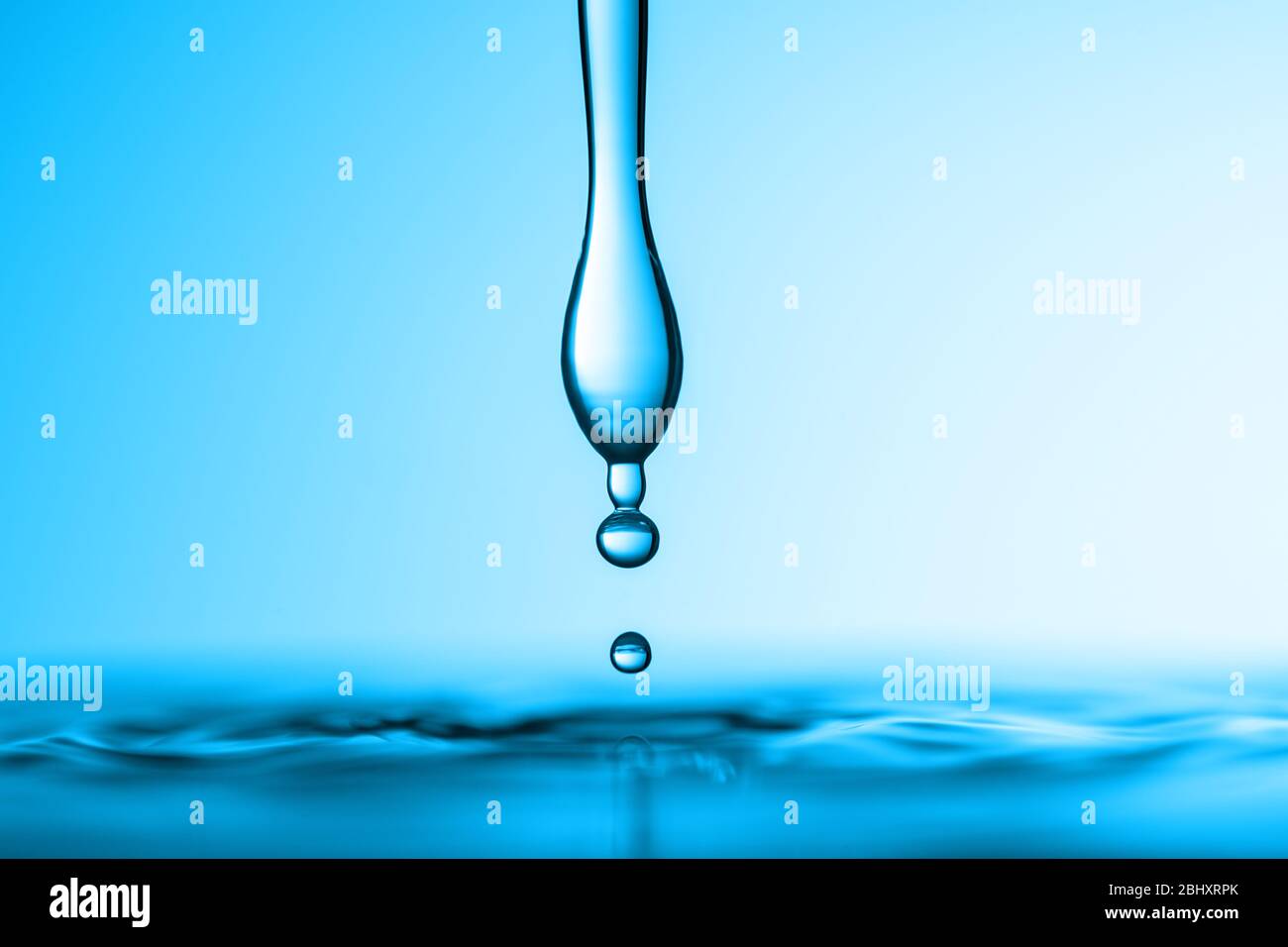 Acqua che cade giù su una superficie di acqua Foto Stock