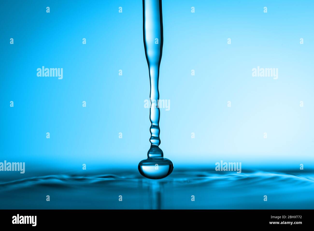 Acqua che cade giù su una superficie di acqua Foto Stock