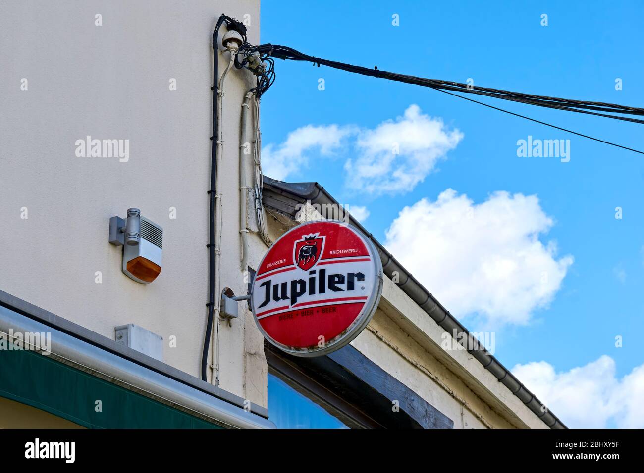 Jupiler birra segno sulla facciata di una casa con cavi elettrici in Belgio Ardenne. Foto Stock