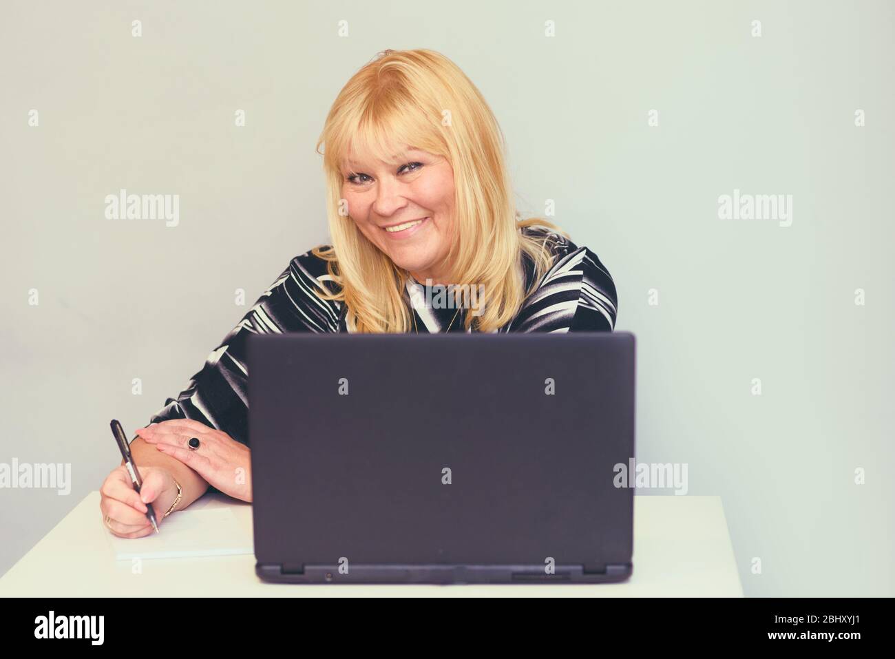 Donna insegnante di comunicazione online tramite il computer. Distanza sociale durante epidemia e quarantena. Homeschooling, apprendimento a distanza, istruzione online, istruzione domestica, soggiorno a casa. Foto Stock