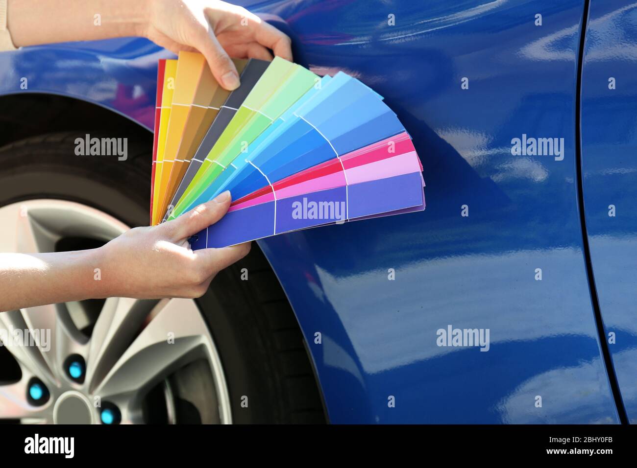 Mani femminili con campioni di vernice scelta del colore per la  verniciatura dell'automobile, primo piano Foto stock - Alamy