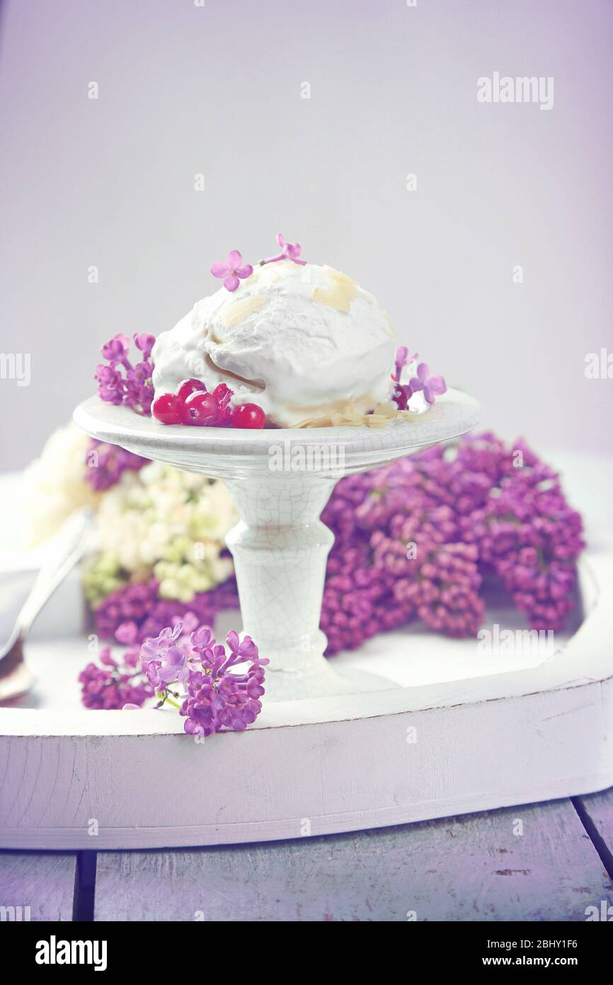 Bella composizione con gustosi gelati e fiori di lilla Foto Stock
